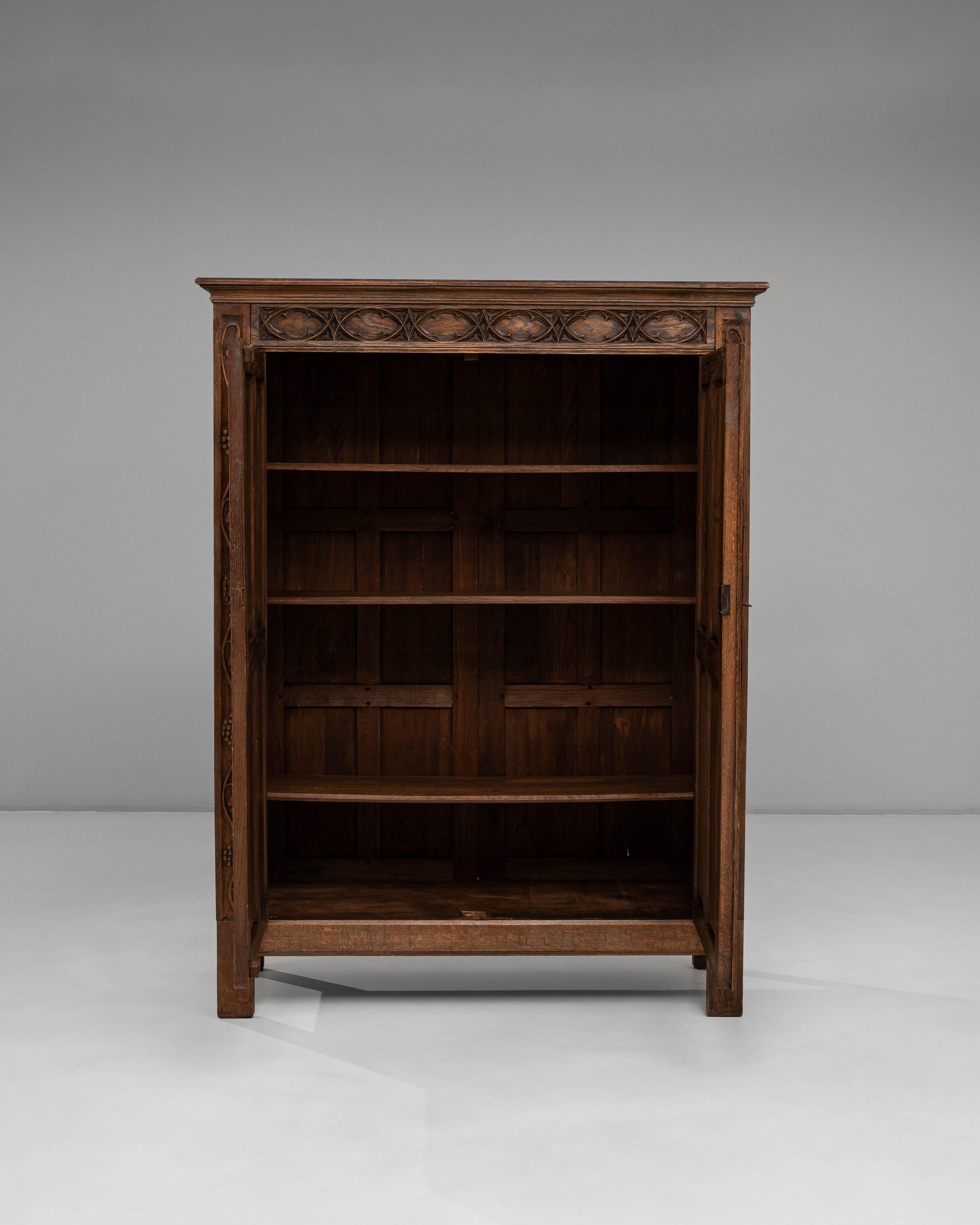 Armadio gotico francese degli anni '20 in Oak con patina originale in vendita 9