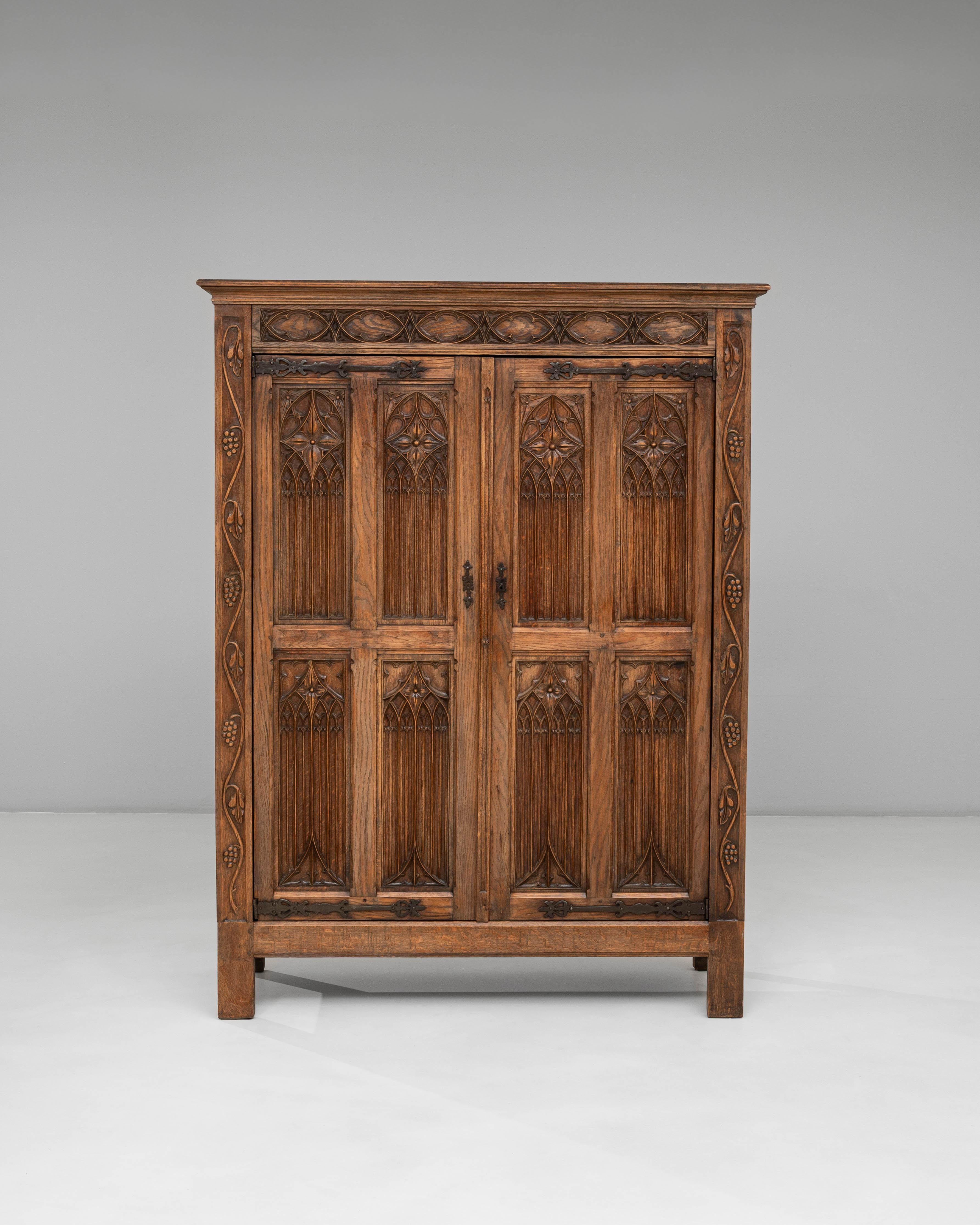 Armadio gotico francese degli anni '20 in Oak con patina originale in vendita 10