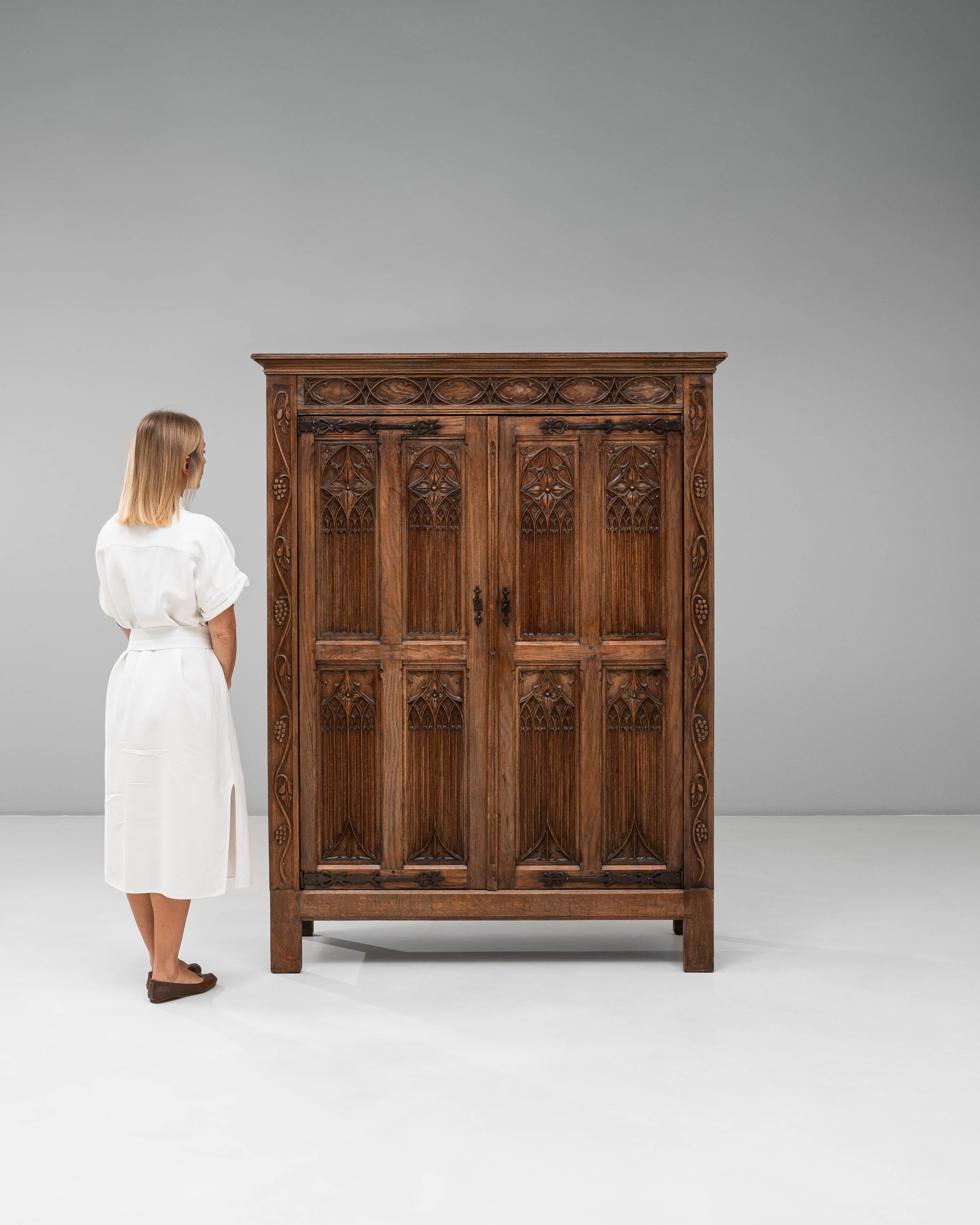 Gotico Armadio gotico francese degli anni '20 in Oak con patina originale in vendita