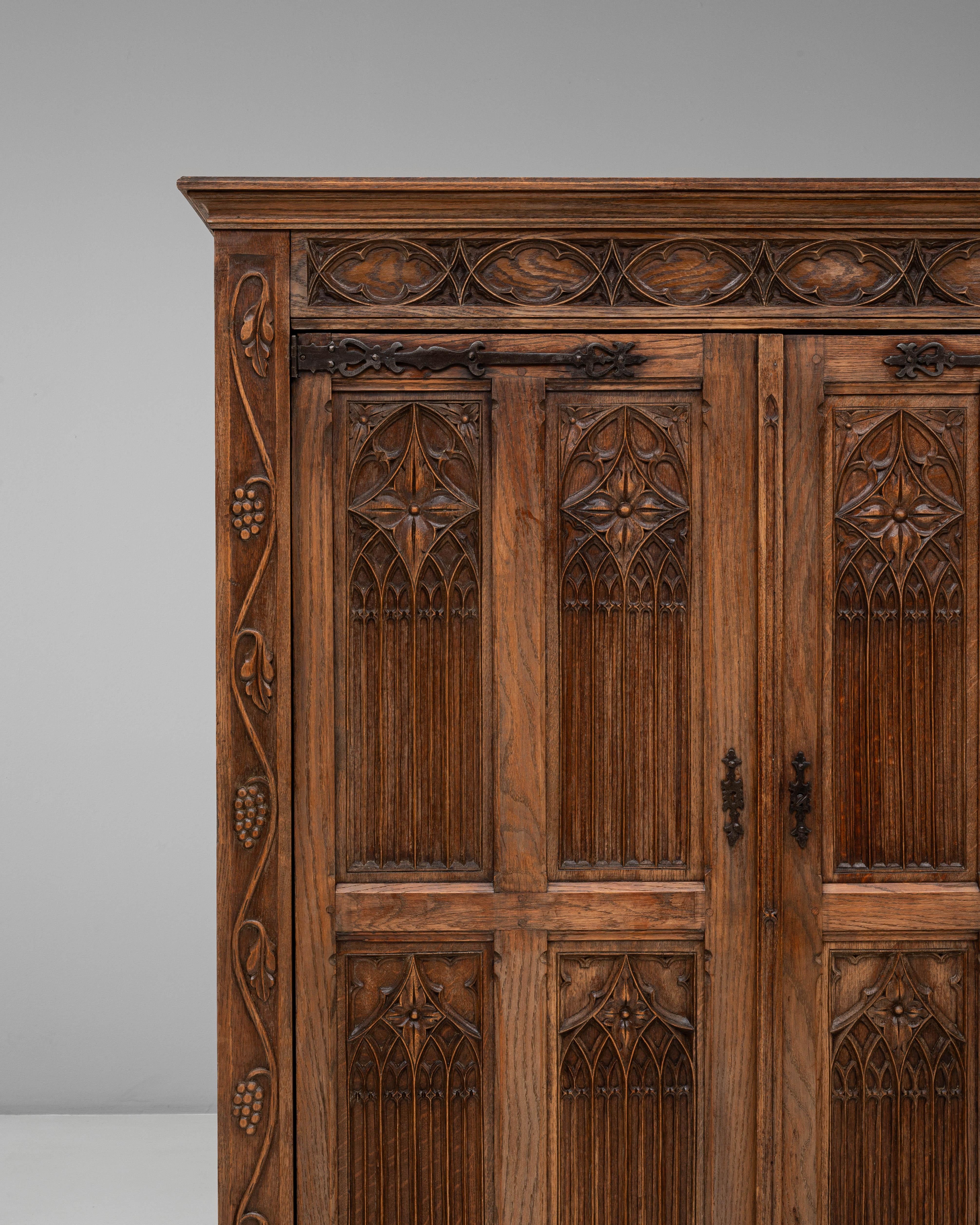 Francese Armadio gotico francese degli anni '20 in Oak con patina originale in vendita