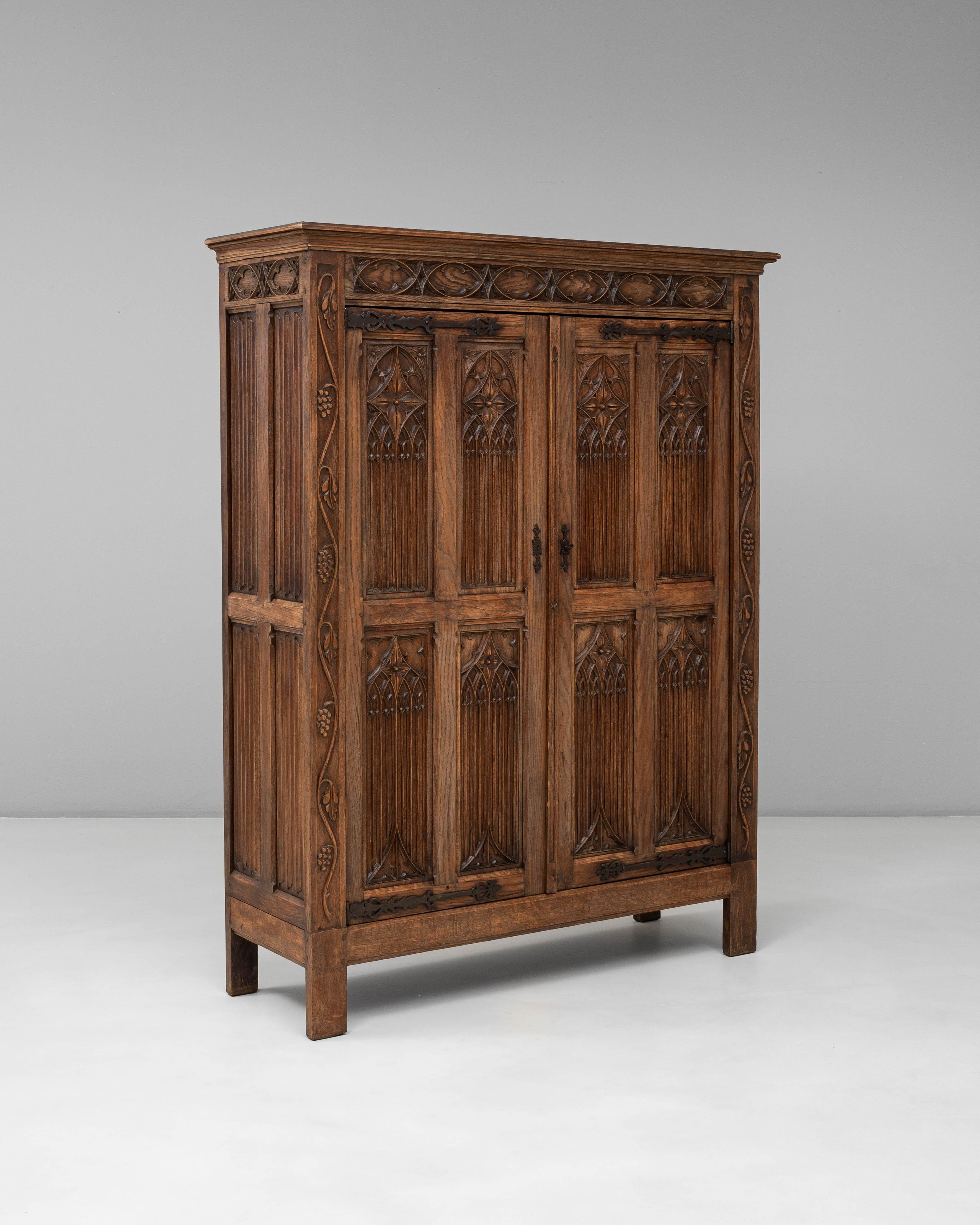 XX secolo Armadio gotico francese degli anni '20 in Oak con patina originale in vendita