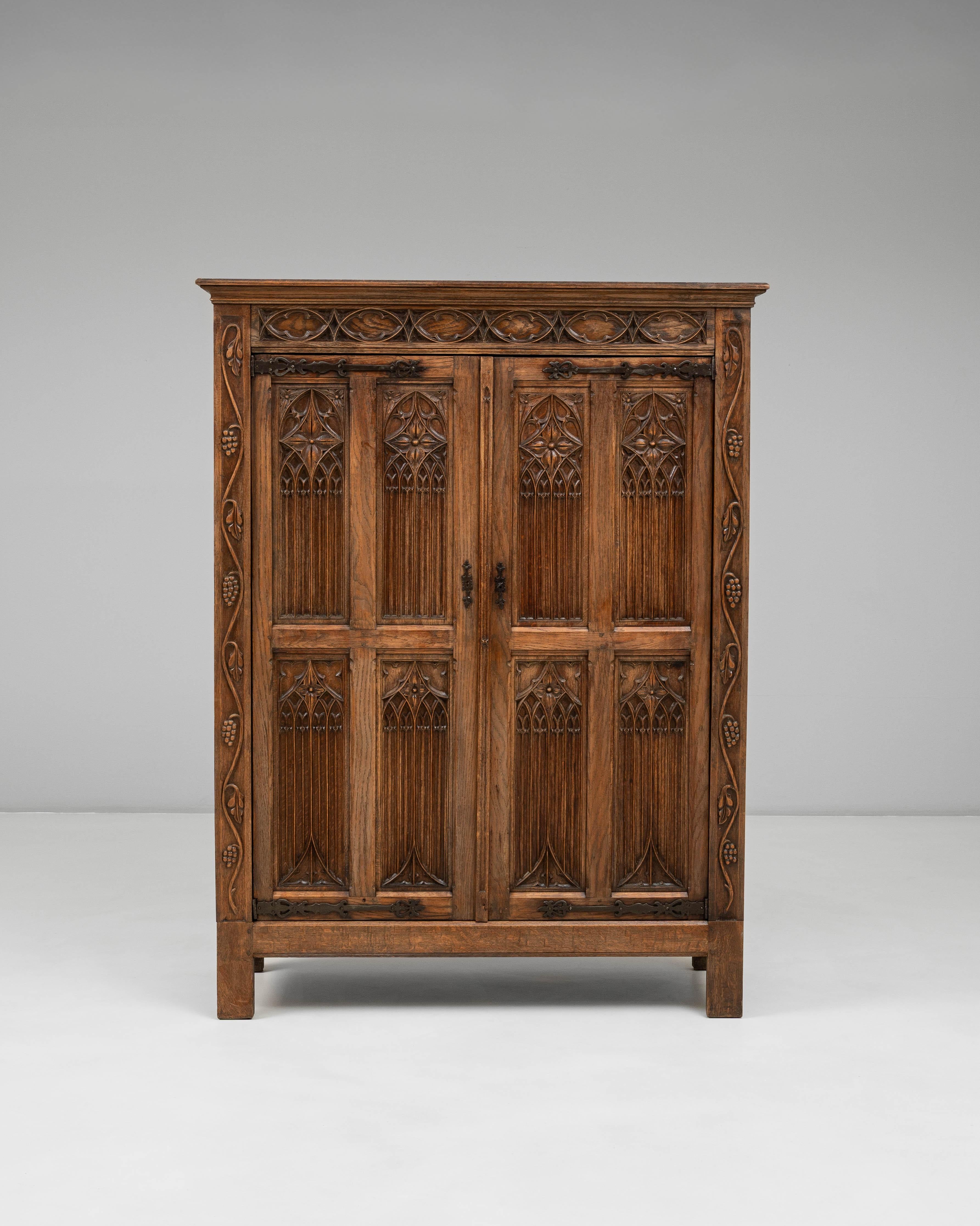 Quercia Armadio gotico francese degli anni '20 in Oak con patina originale in vendita