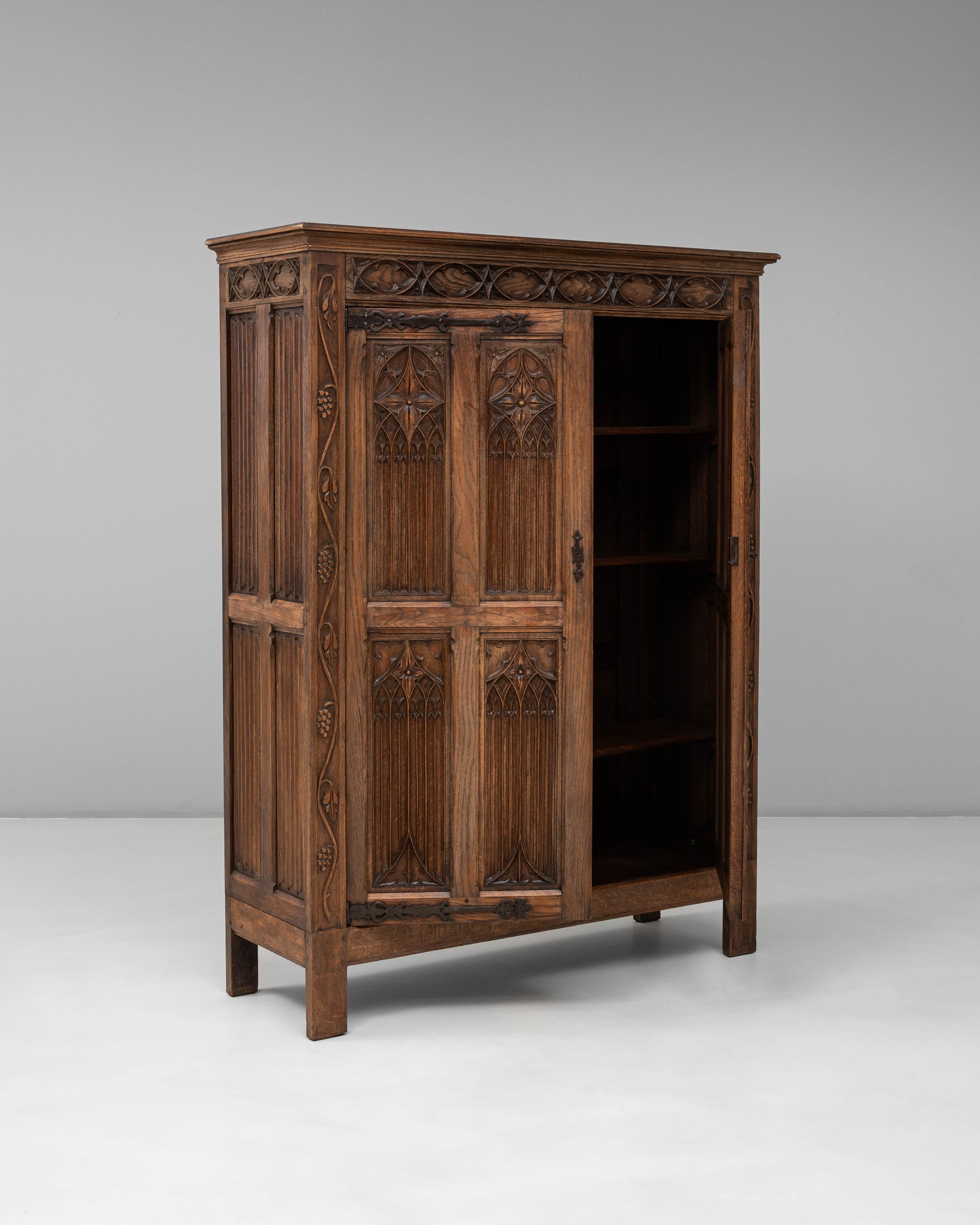Armadio gotico francese degli anni '20 in Oak con patina originale in vendita 1