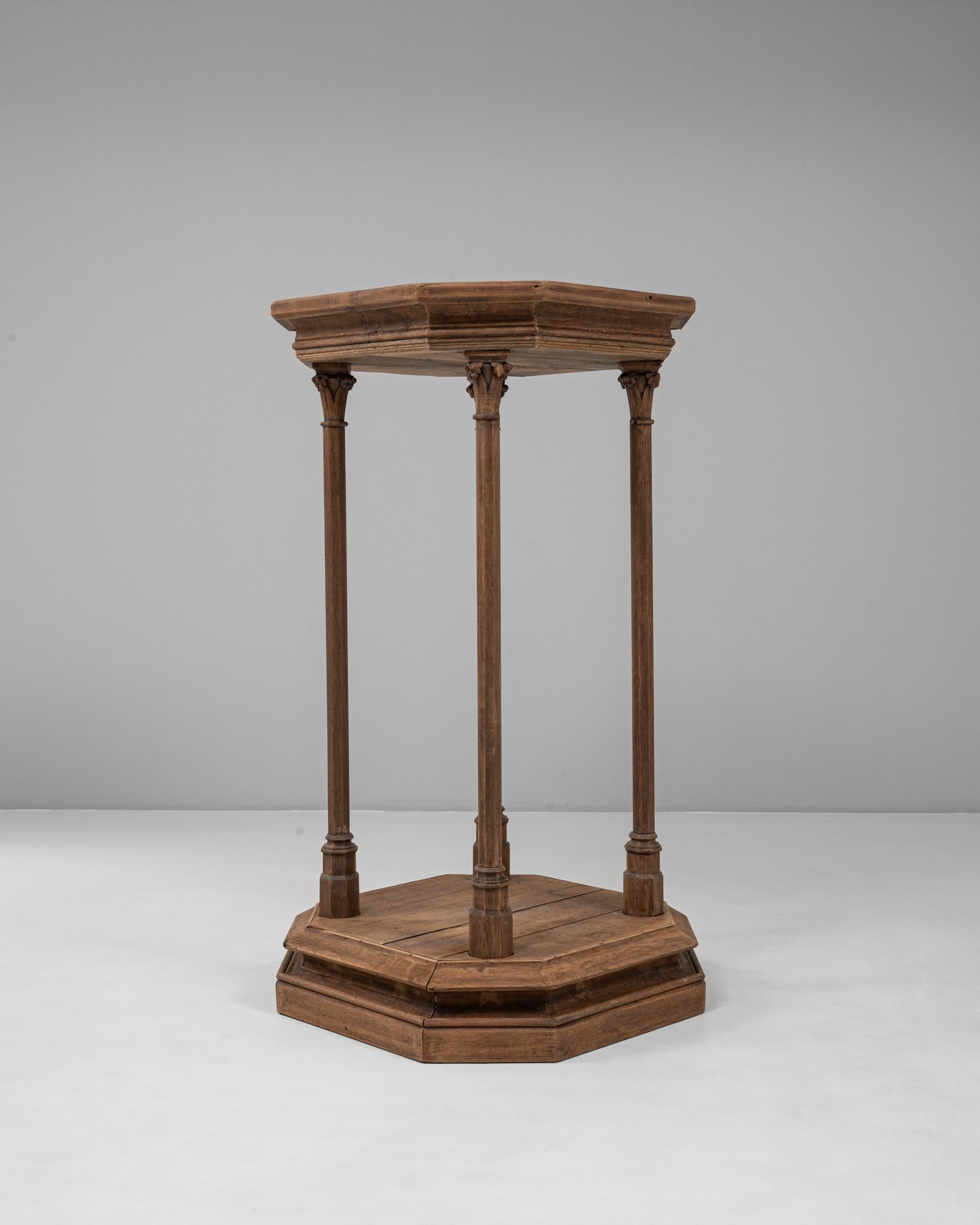 Francese Piedistallo in legno in stile gotico francese del 1920 in vendita