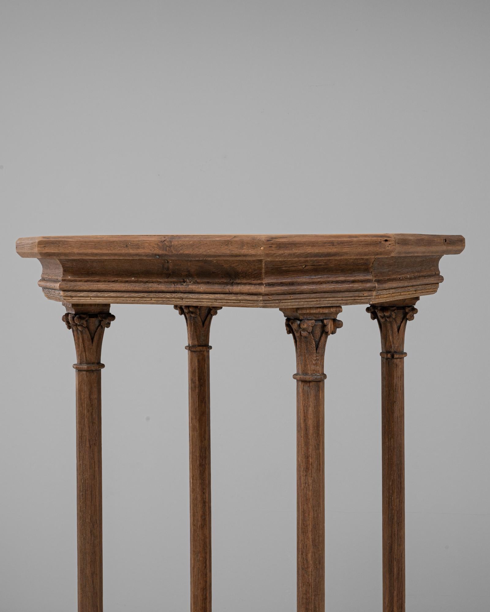 Legno Piedistallo in legno in stile gotico francese del 1920 in vendita