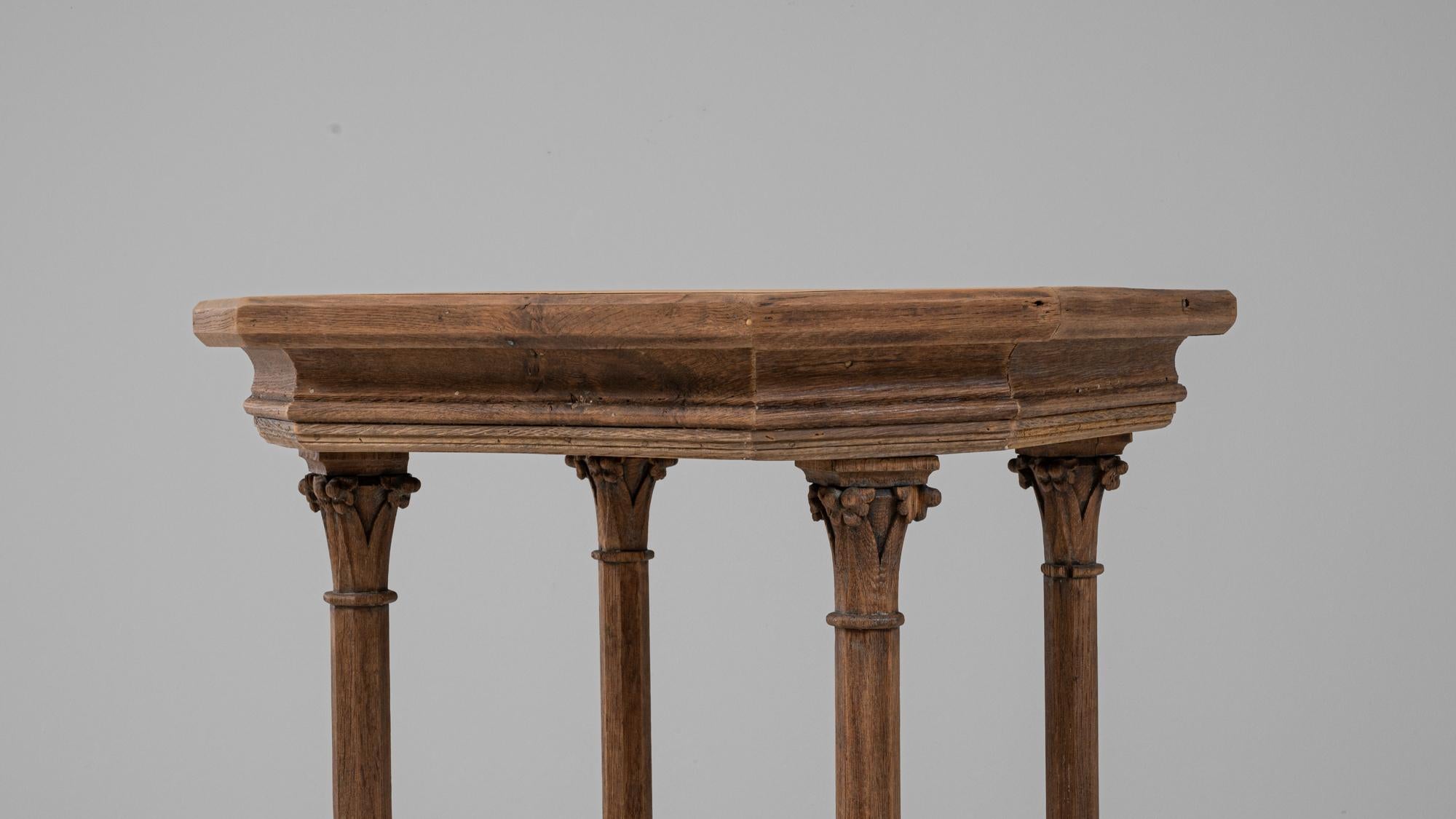 Piedistallo in legno in stile gotico francese del 1920 in vendita 1