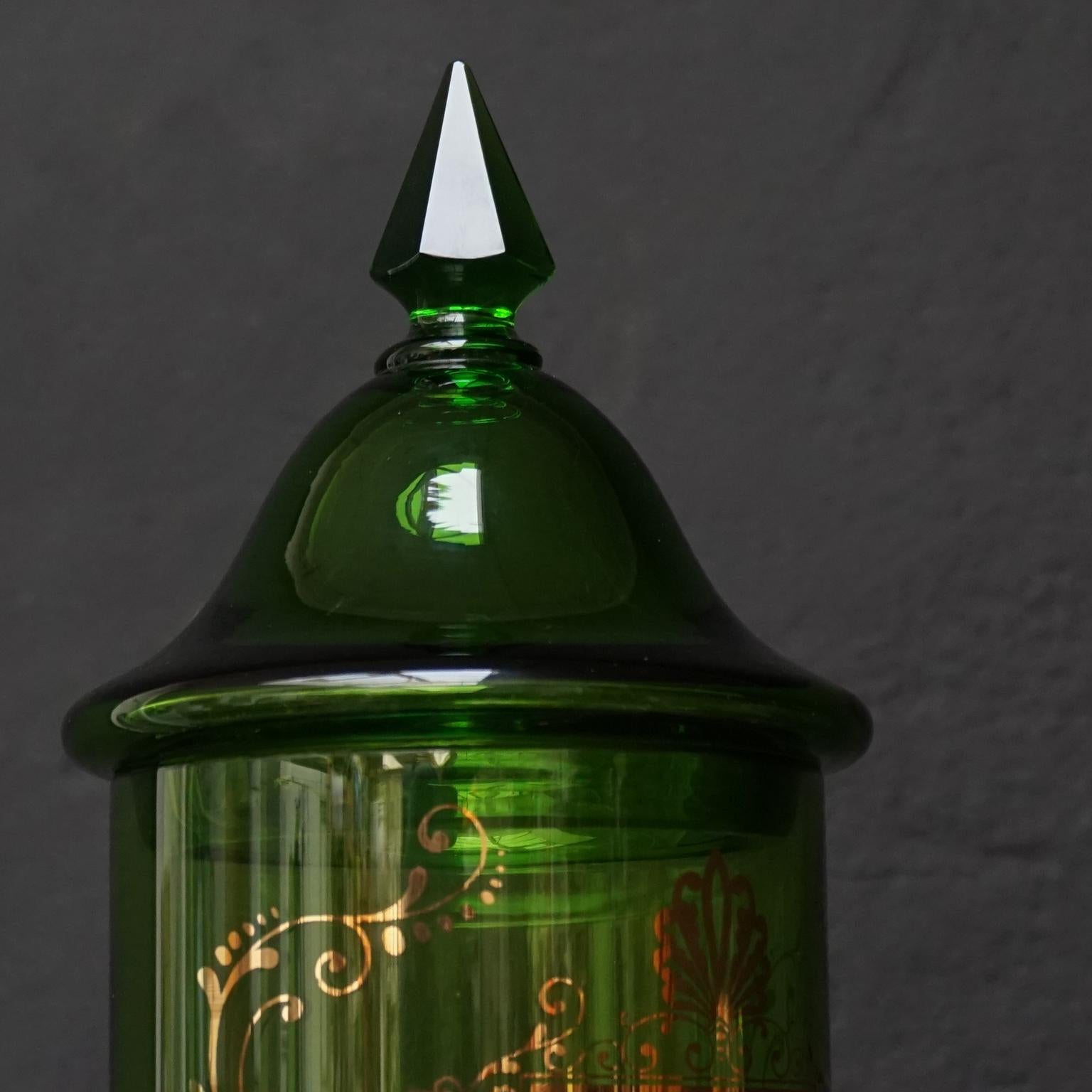 Juego de bar francés de cristal verde de los años 20 con bandeja de espejo, cuenco de piña y grifo de whisky en venta 7