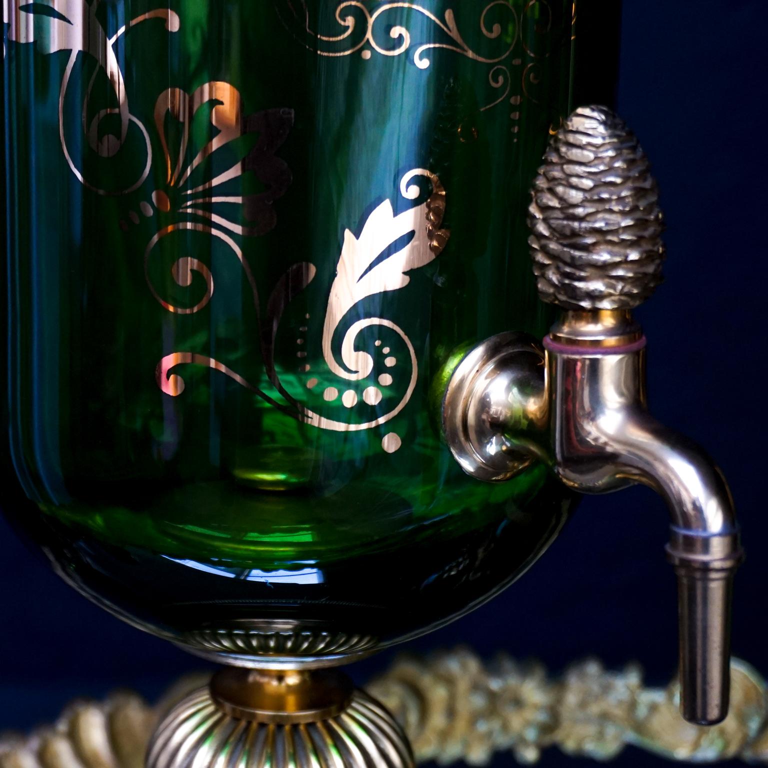 Juego de bar francés de cristal verde de los años 20 con bandeja de espejo, cuenco de piña y grifo de whisky Regencia de Hollywood en venta