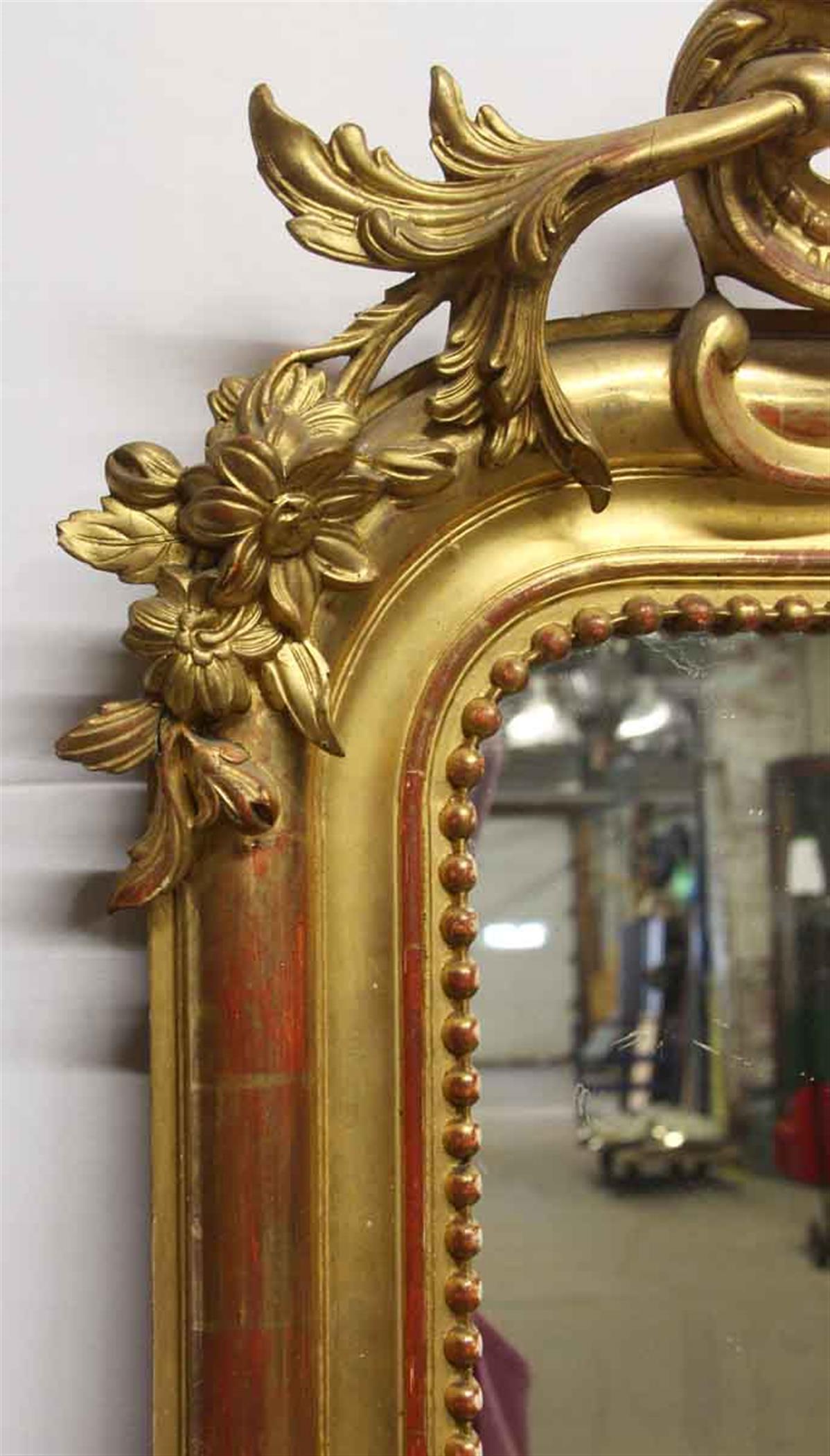 Französischer handgeschnitzter und vergoldeter Kaminsims-Spiegel mit Blumendetails aus den 1920er Jahren (Frühes 20. Jahrhundert)
