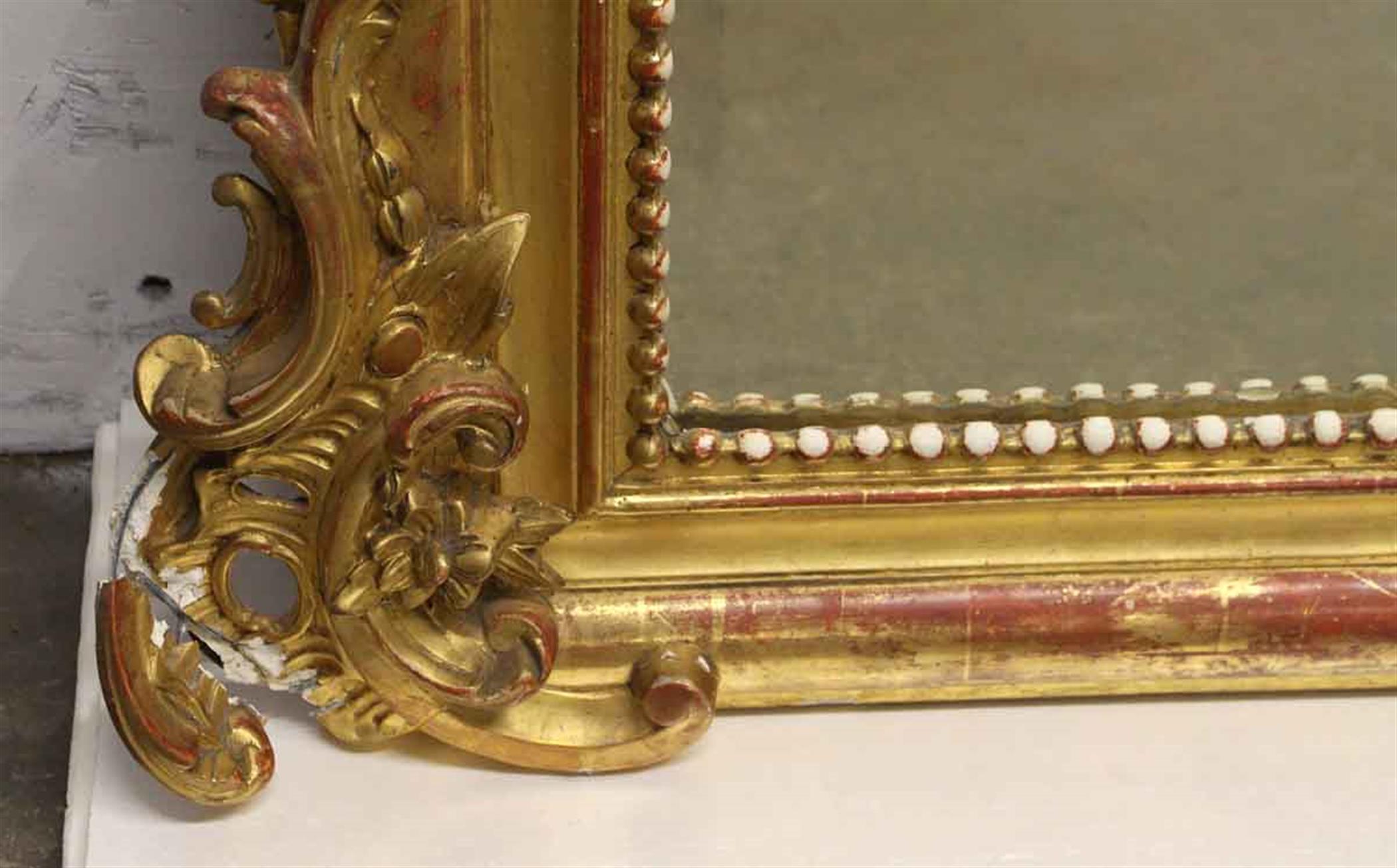 Französischer handgeschnitzter und vergoldeter Kaminsims-Spiegel mit Blumendetails aus den 1920er Jahren 1