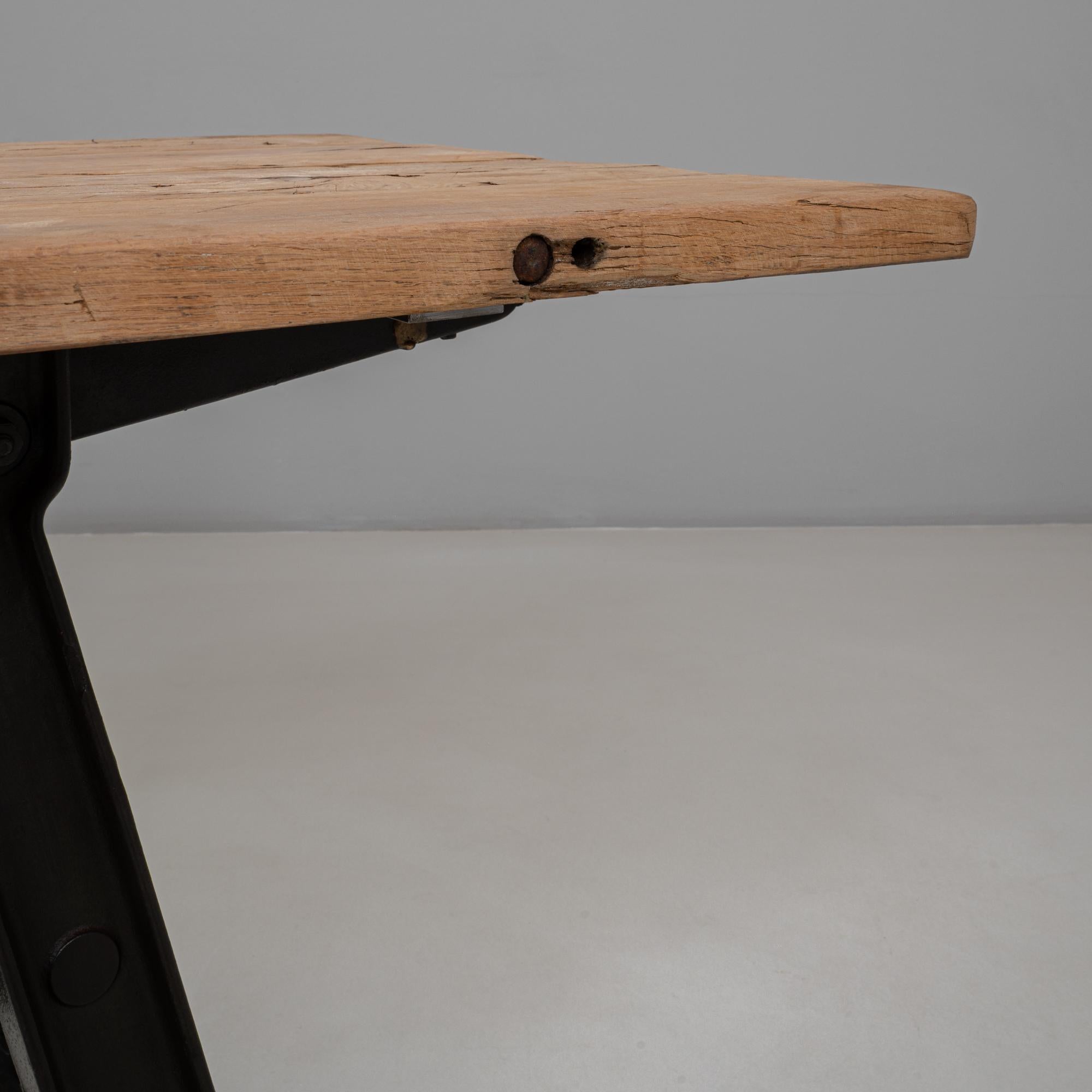Mesa de hierro industrial francesa de los años 20 con tablero de madera en venta 4