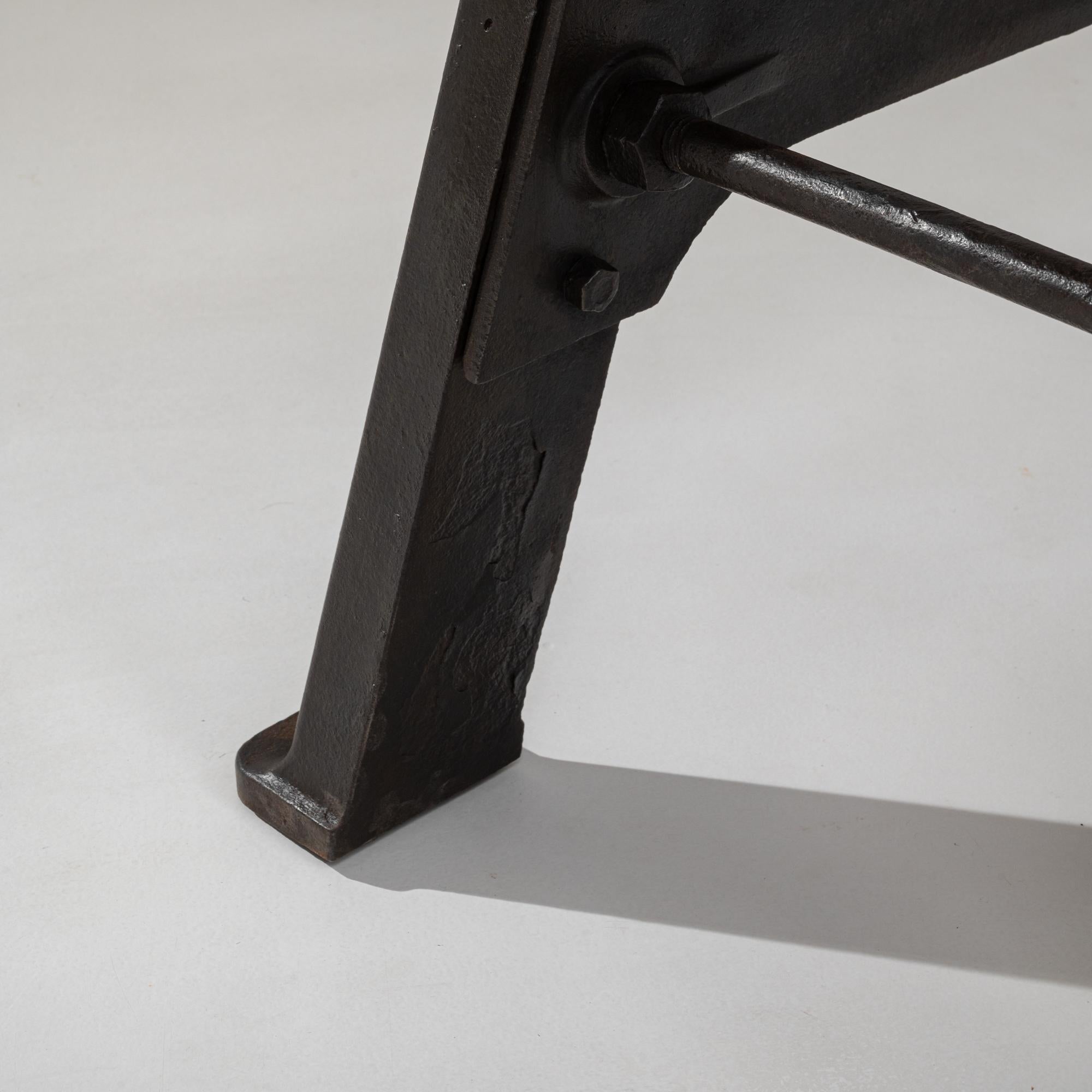 Mesa de hierro industrial francesa de los años 20 con tablero de madera en venta 5