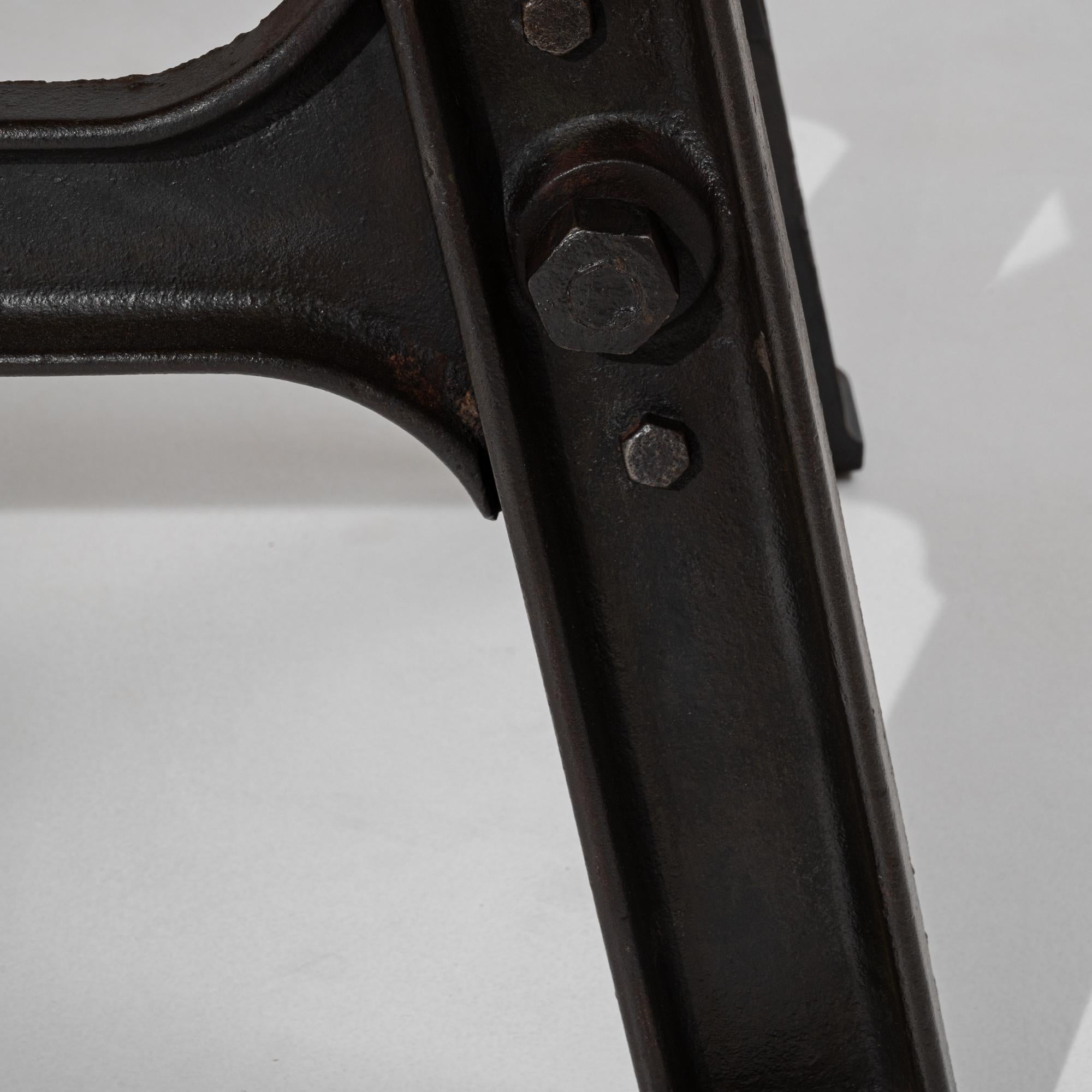 Mesa de hierro industrial francesa de los años 20 con tablero de madera en venta 6