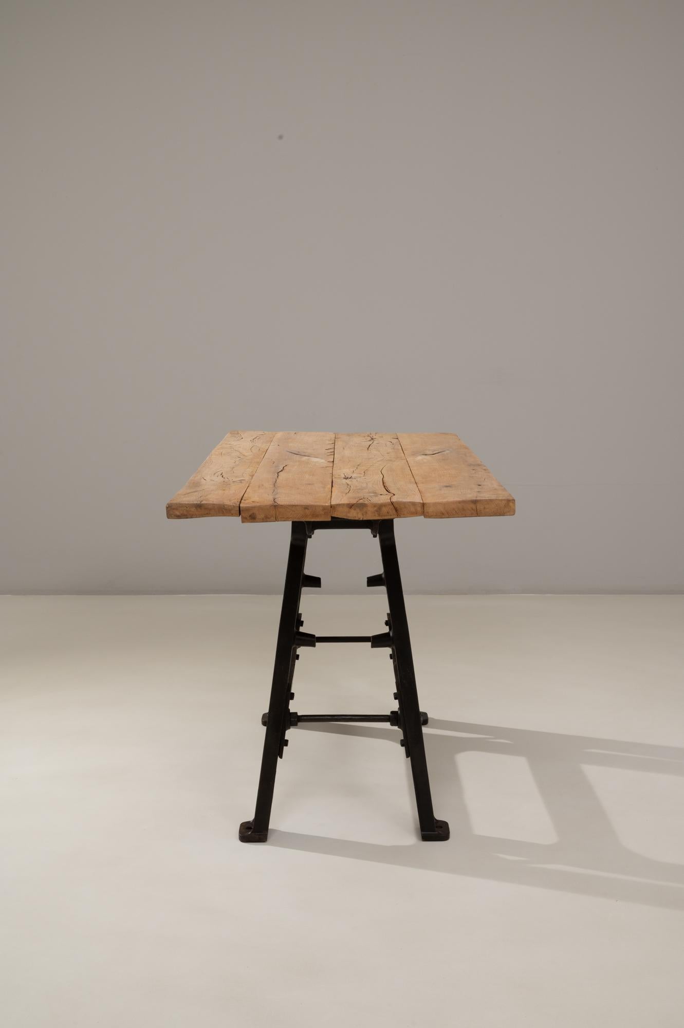 Mesa de hierro industrial francesa de los años 20 con tablero de madera en venta 7