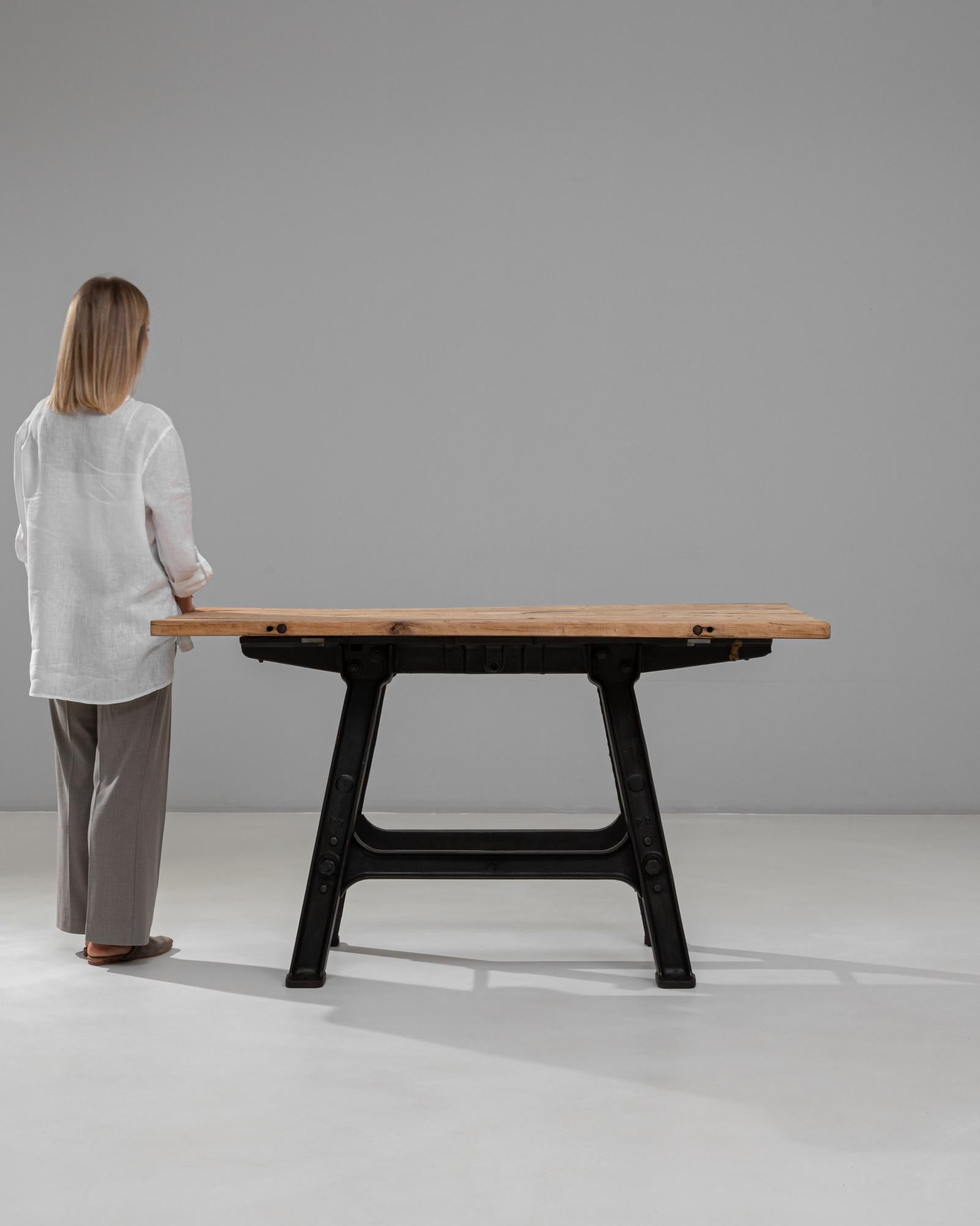 Mesa de hierro industrial francesa de los años 20 con tablero de madera Francés en venta