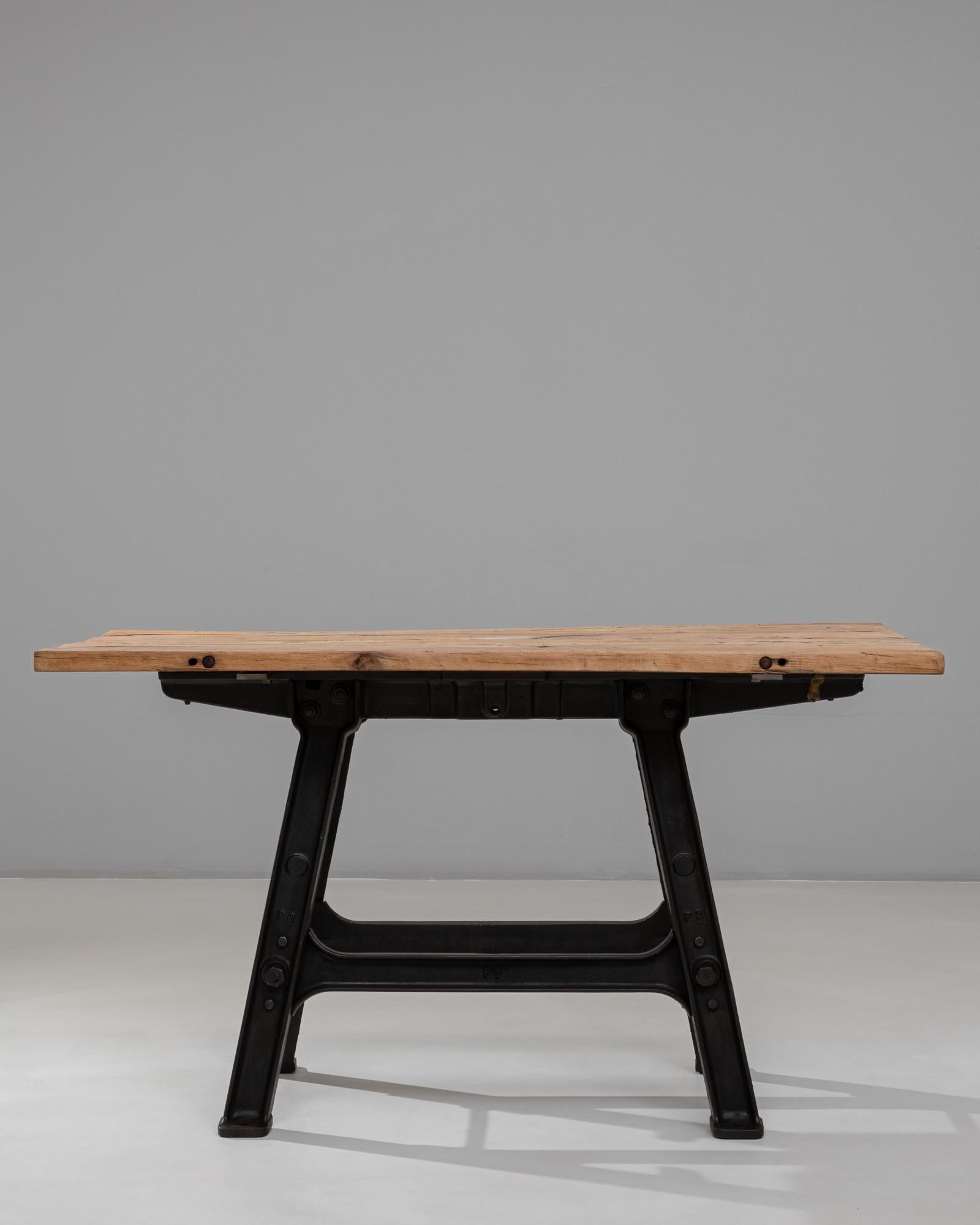 Mesa de hierro industrial francesa de los años 20 con tablero de madera en Bueno estado para la venta en High Point, NC