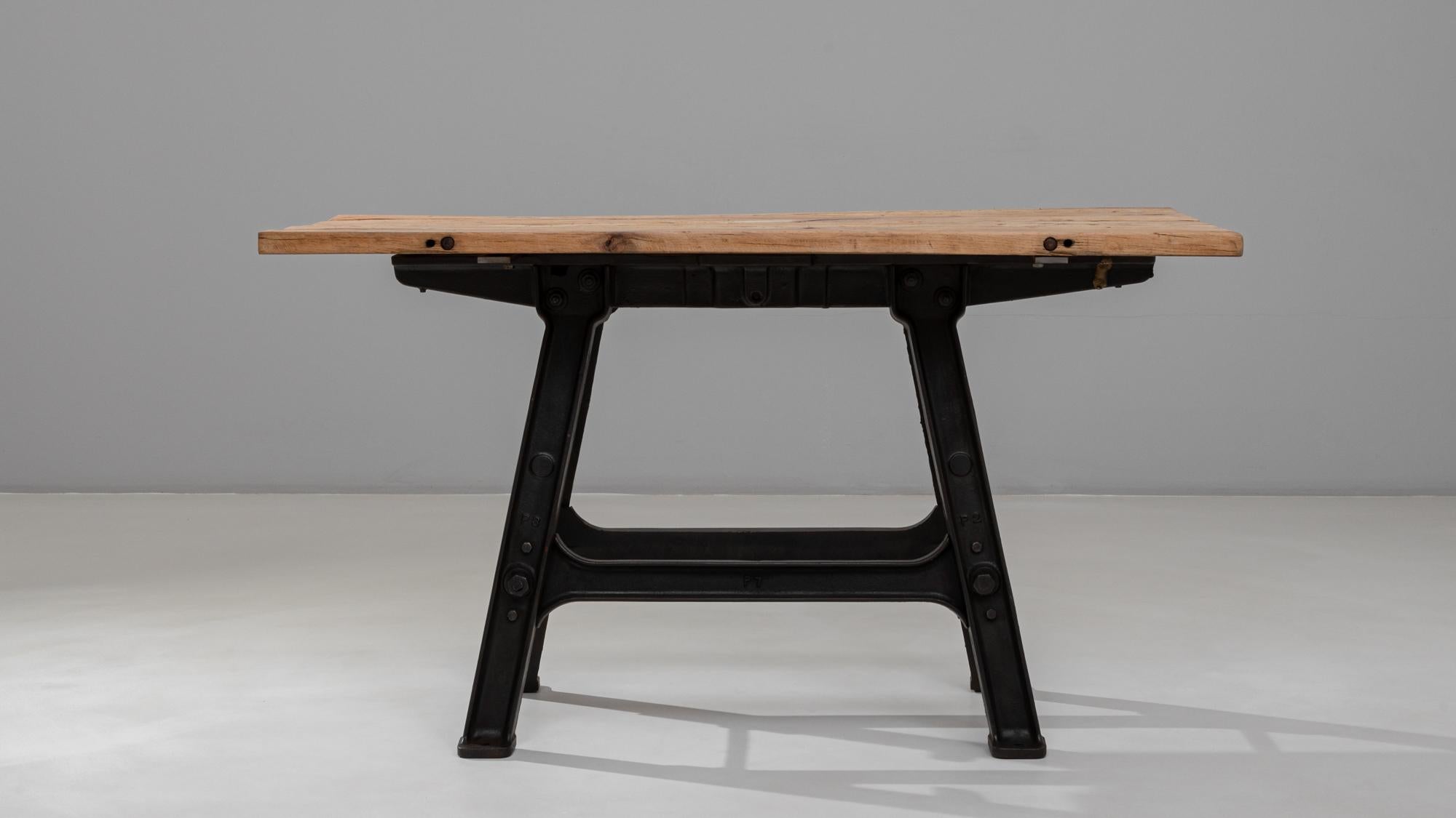 Mesa de hierro industrial francesa de los años 20 con tablero de madera siglo XX en venta