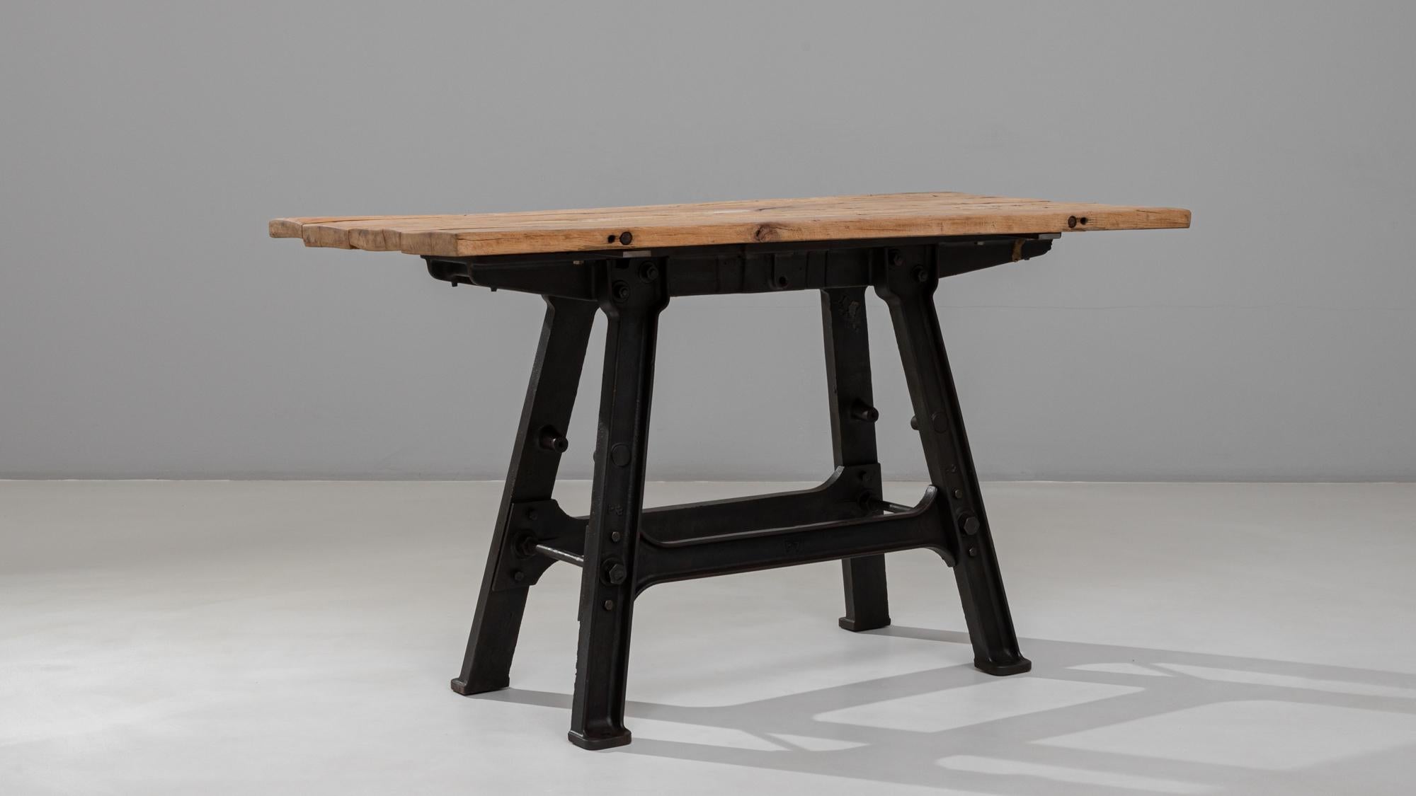 Mesa de hierro industrial francesa de los años 20 con tablero de madera Hierro en venta