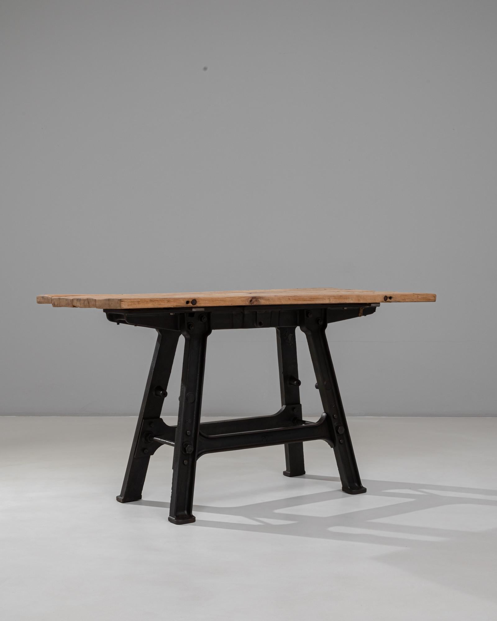 Mesa de hierro industrial francesa de los años 20 con tablero de madera en venta 1