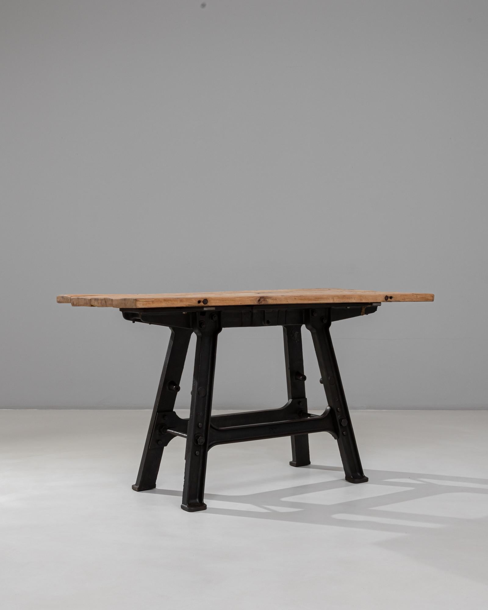 Mesa de hierro industrial francesa de los años 20 con tablero de madera en venta 2