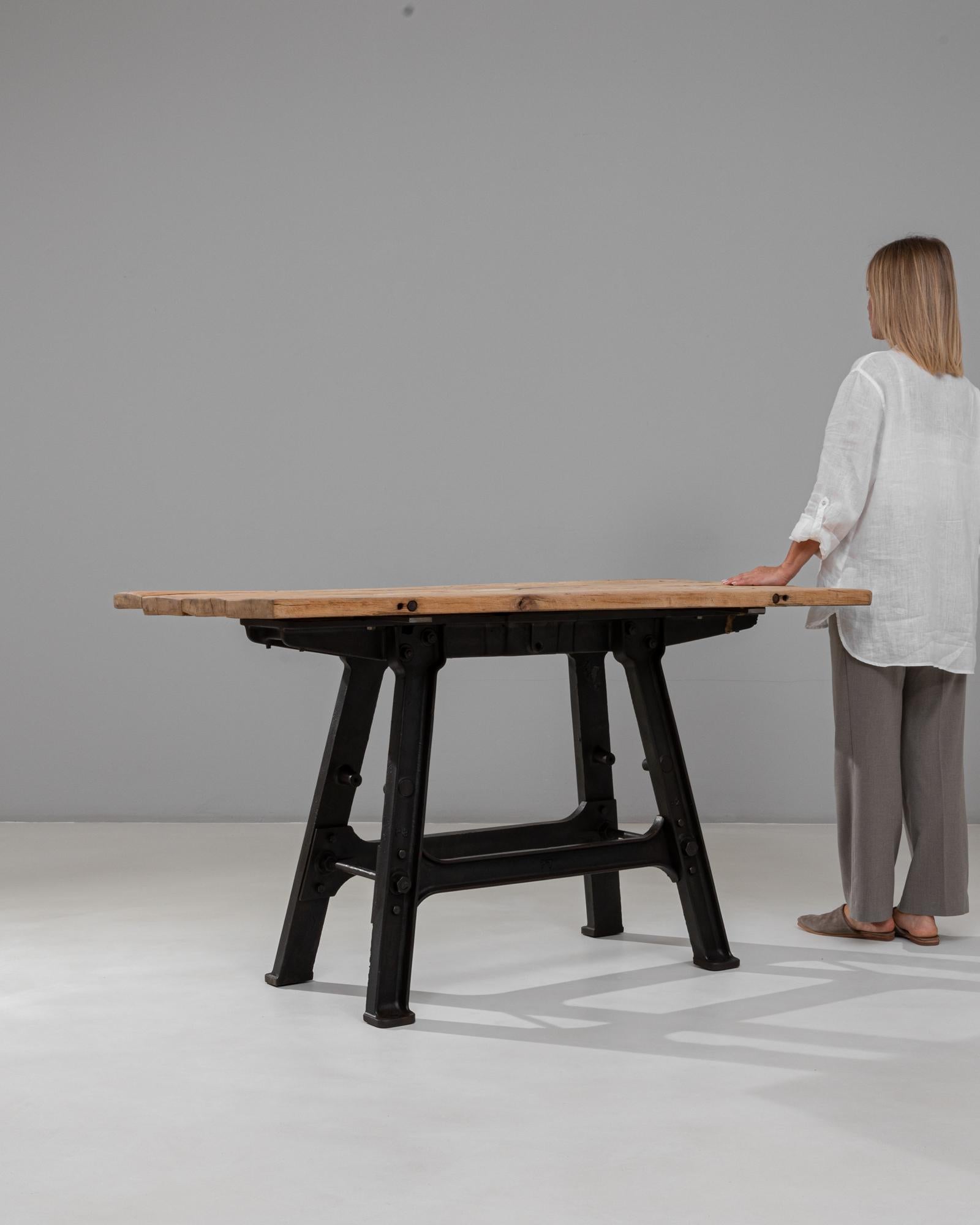 Mesa de hierro industrial francesa de los años 20 con tablero de madera en venta 3