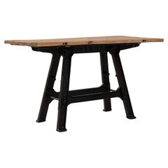 Tavolo industriale francese del 1920 in ferro con piano in legno