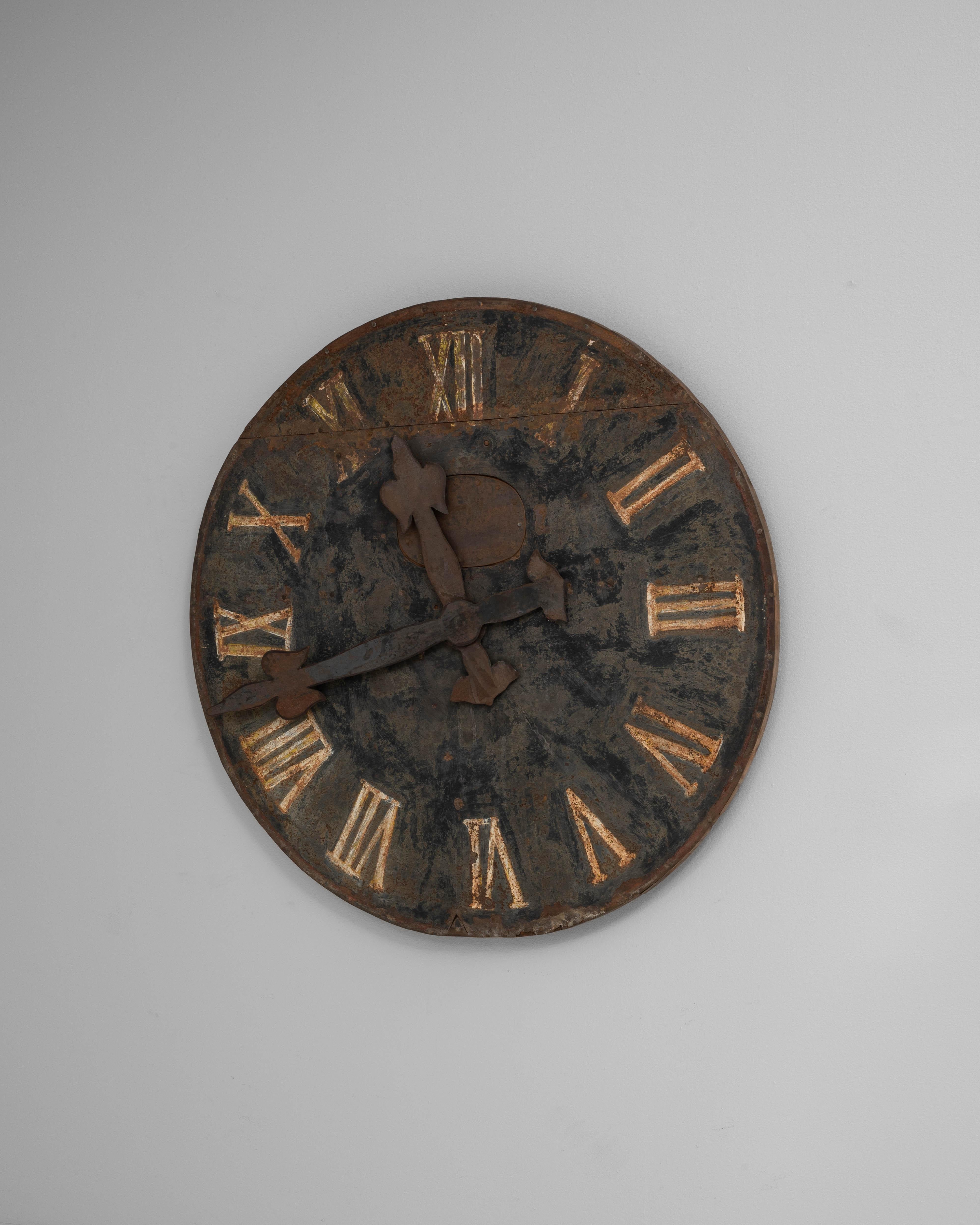 1920er Jahre Französisch Industrie Metall Wanduhr Gesicht im Zustand „Gut“ im Angebot in High Point, NC
