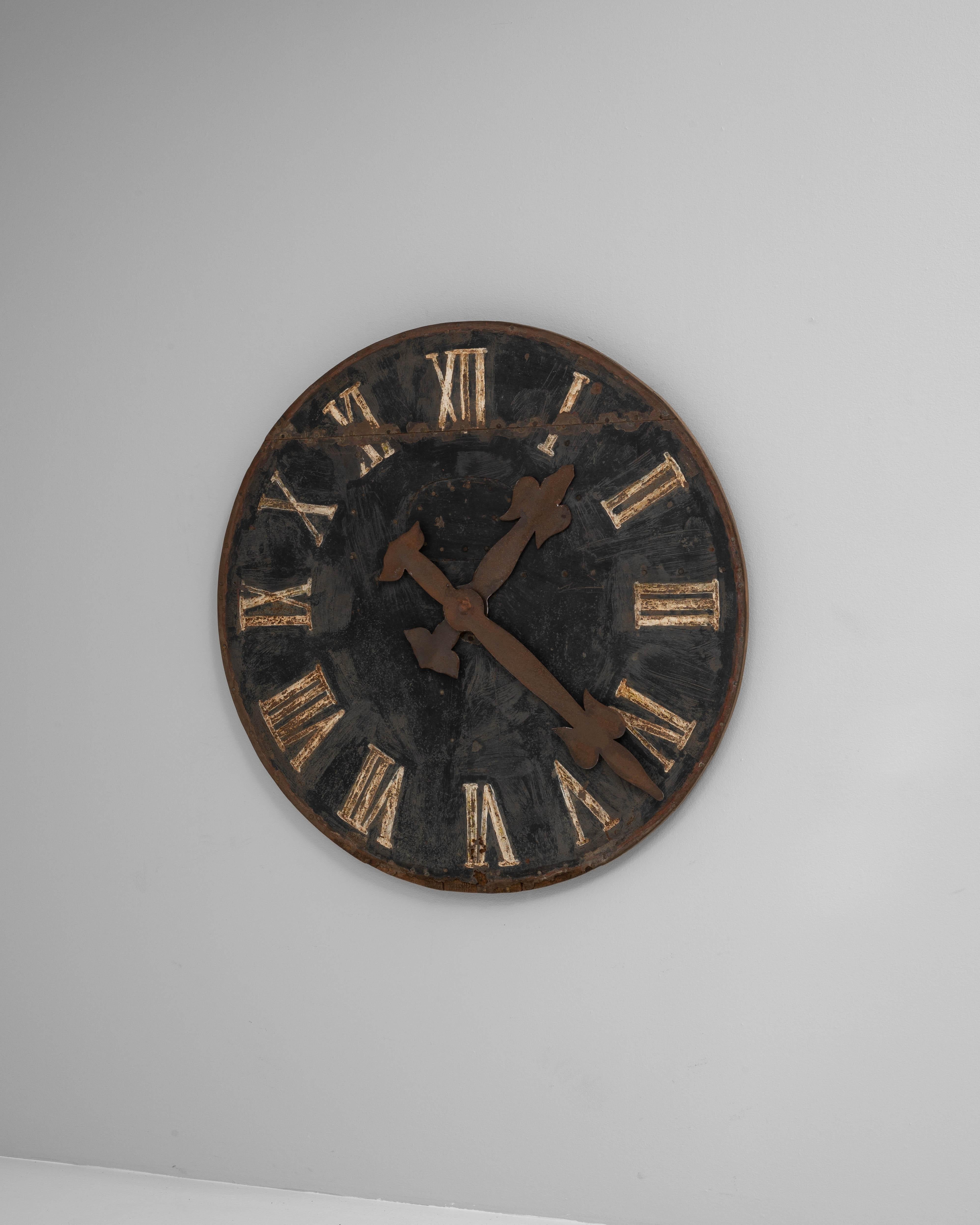 1920er Jahre Französisch Industrie Metall Wanduhr Gesicht im Zustand „Gut“ im Angebot in High Point, NC