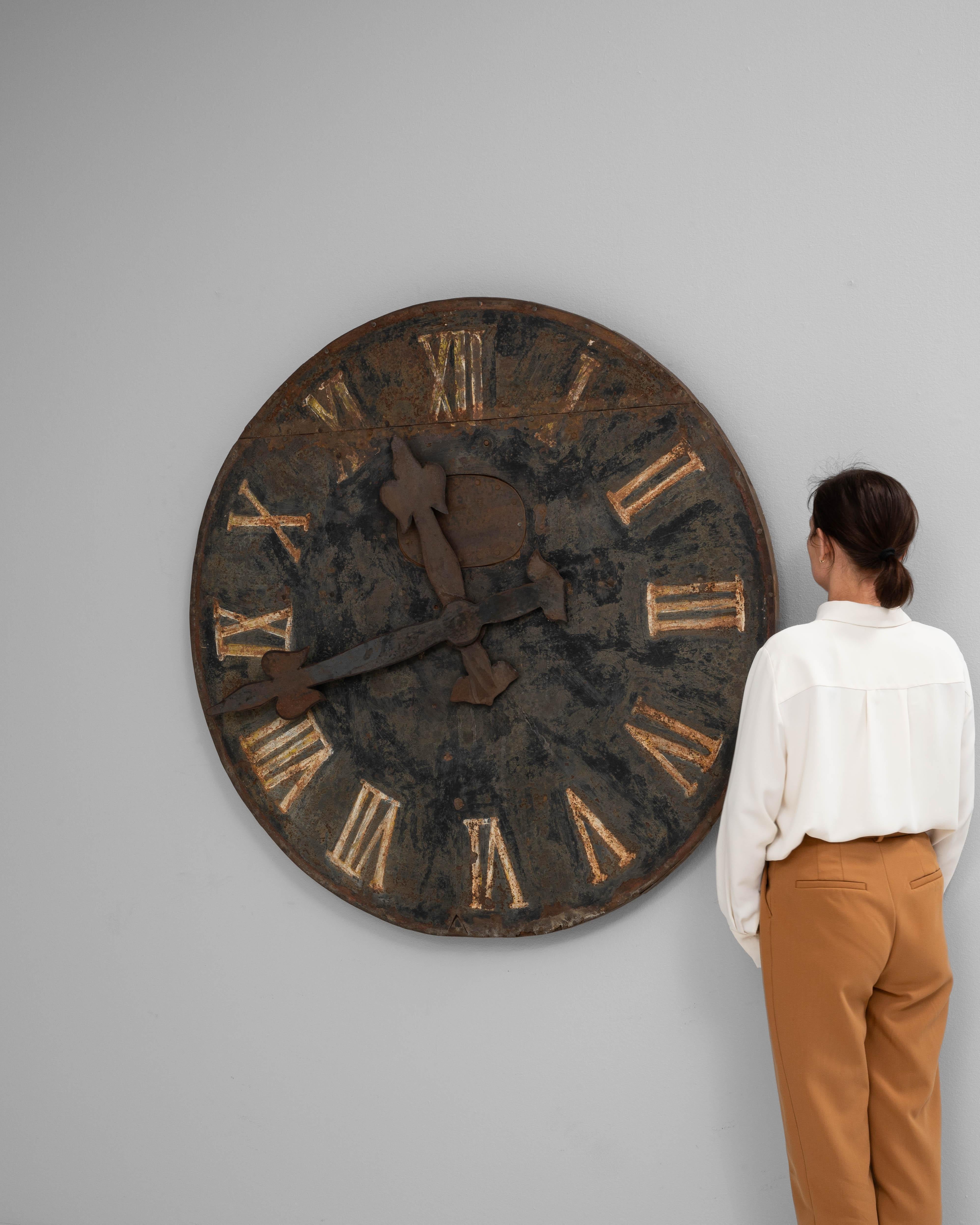 1920er Jahre Französisch Industrie Metall Wanduhr Gesicht (20. Jahrhundert) im Angebot