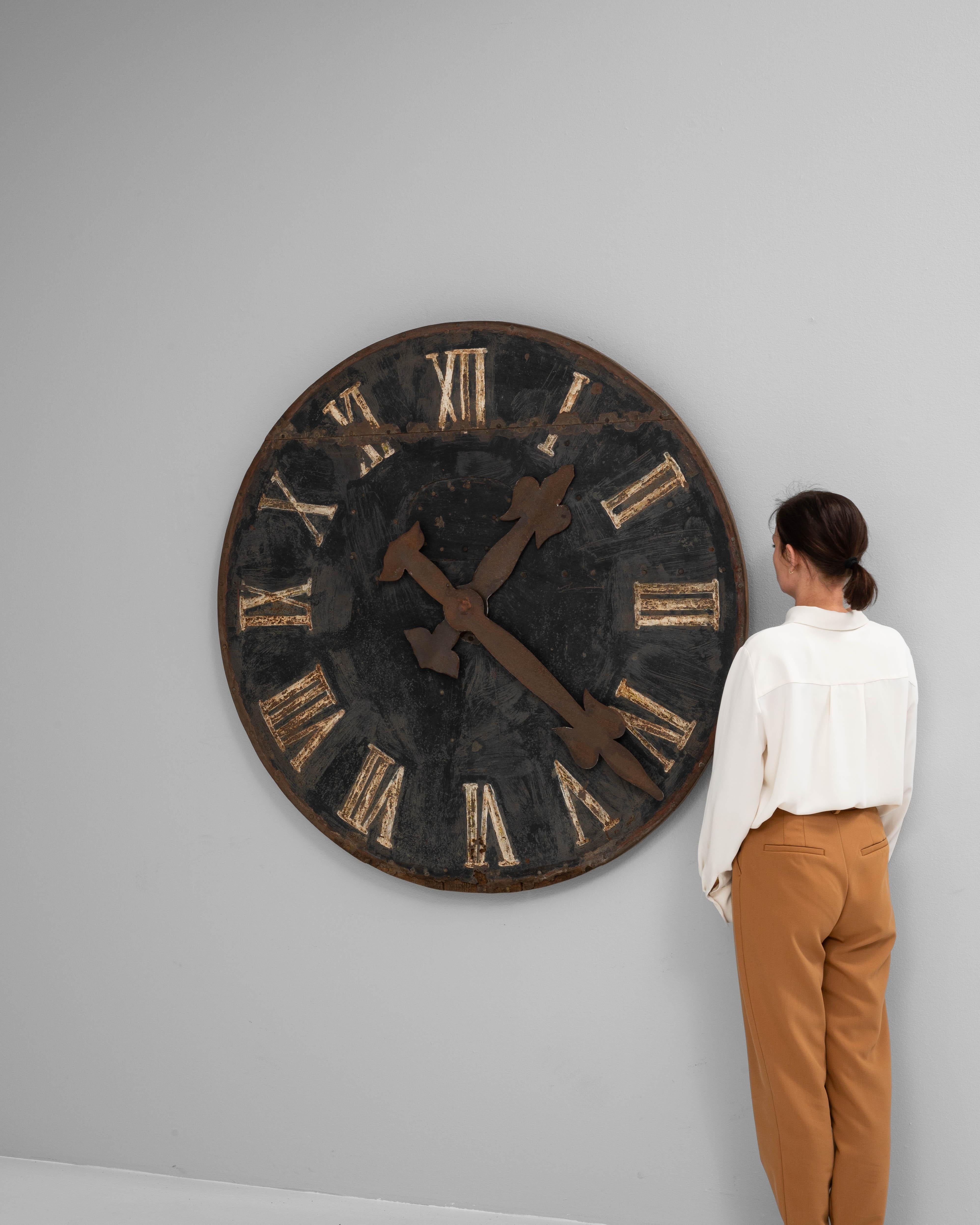 1920er Jahre Französisch Industrie Metall Wanduhr Gesicht (20. Jahrhundert) im Angebot