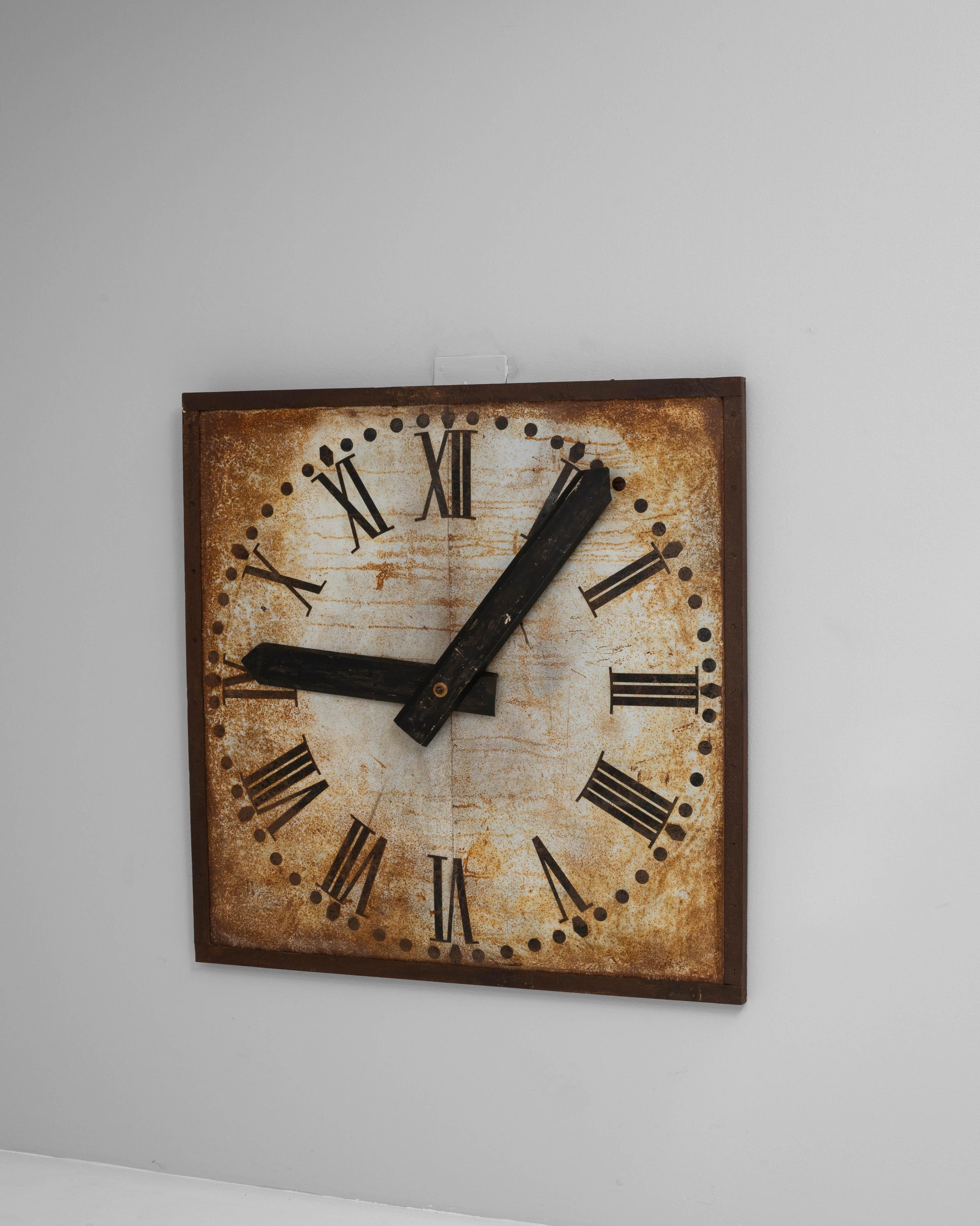 Orologio da parete industriale francese degli anni '20 con quadrante in metallo In condizioni buone in vendita a High Point, NC