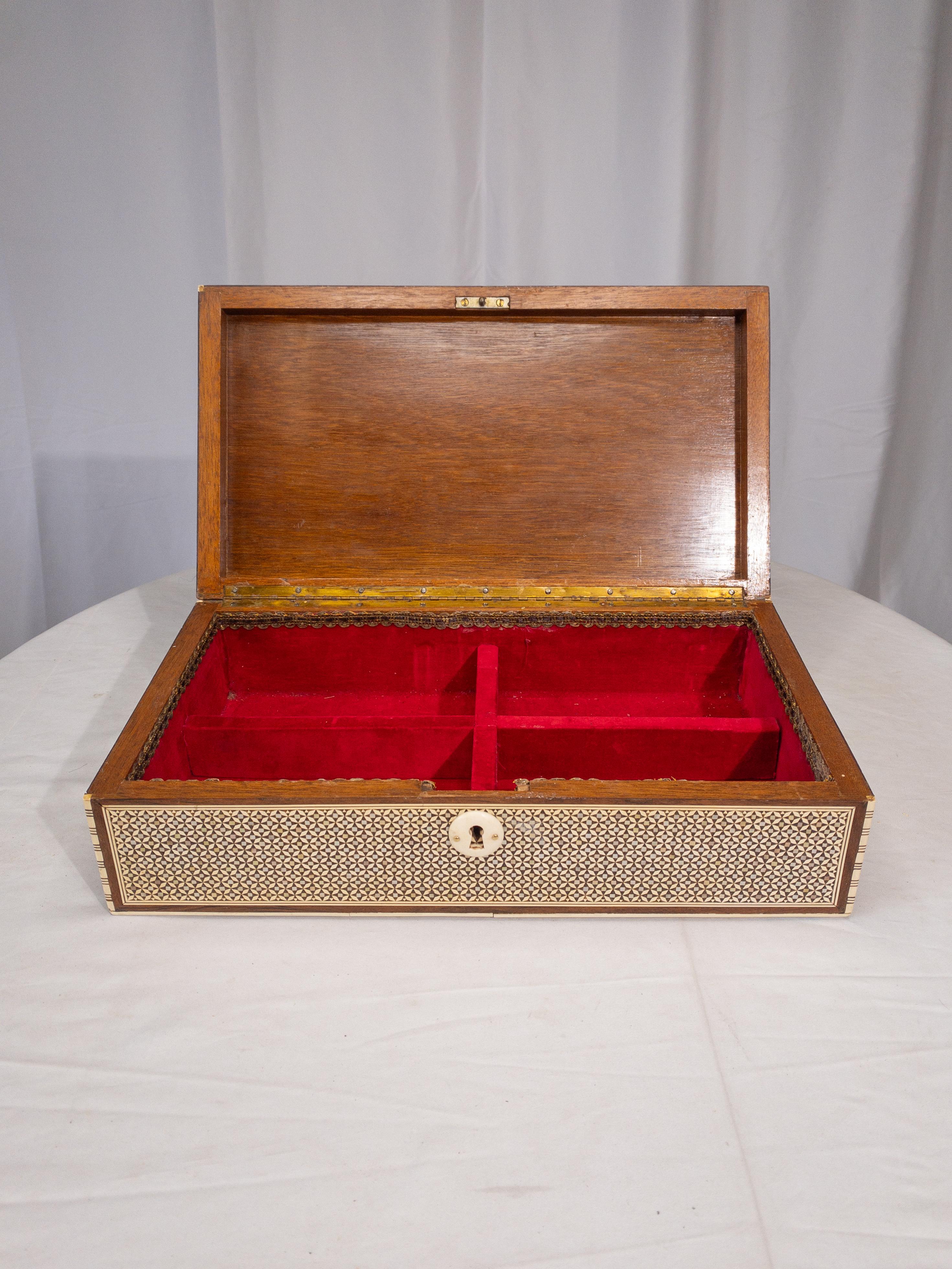 1920’s French Inlaid Anglo-Indian Style Jewelry Box For Sale 4
