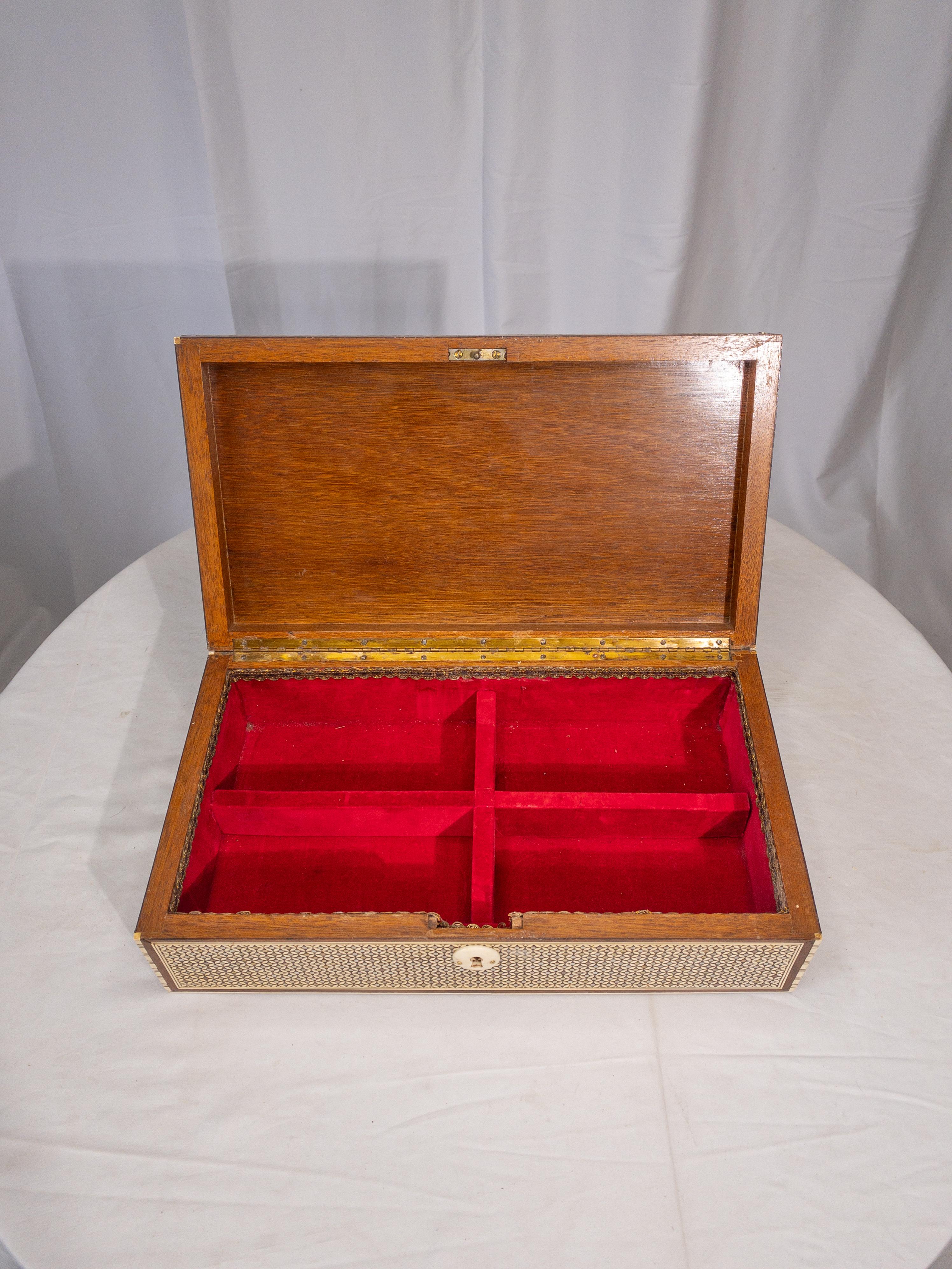 1920’s French Inlaid Anglo-Indian Style Jewelry Box For Sale 3