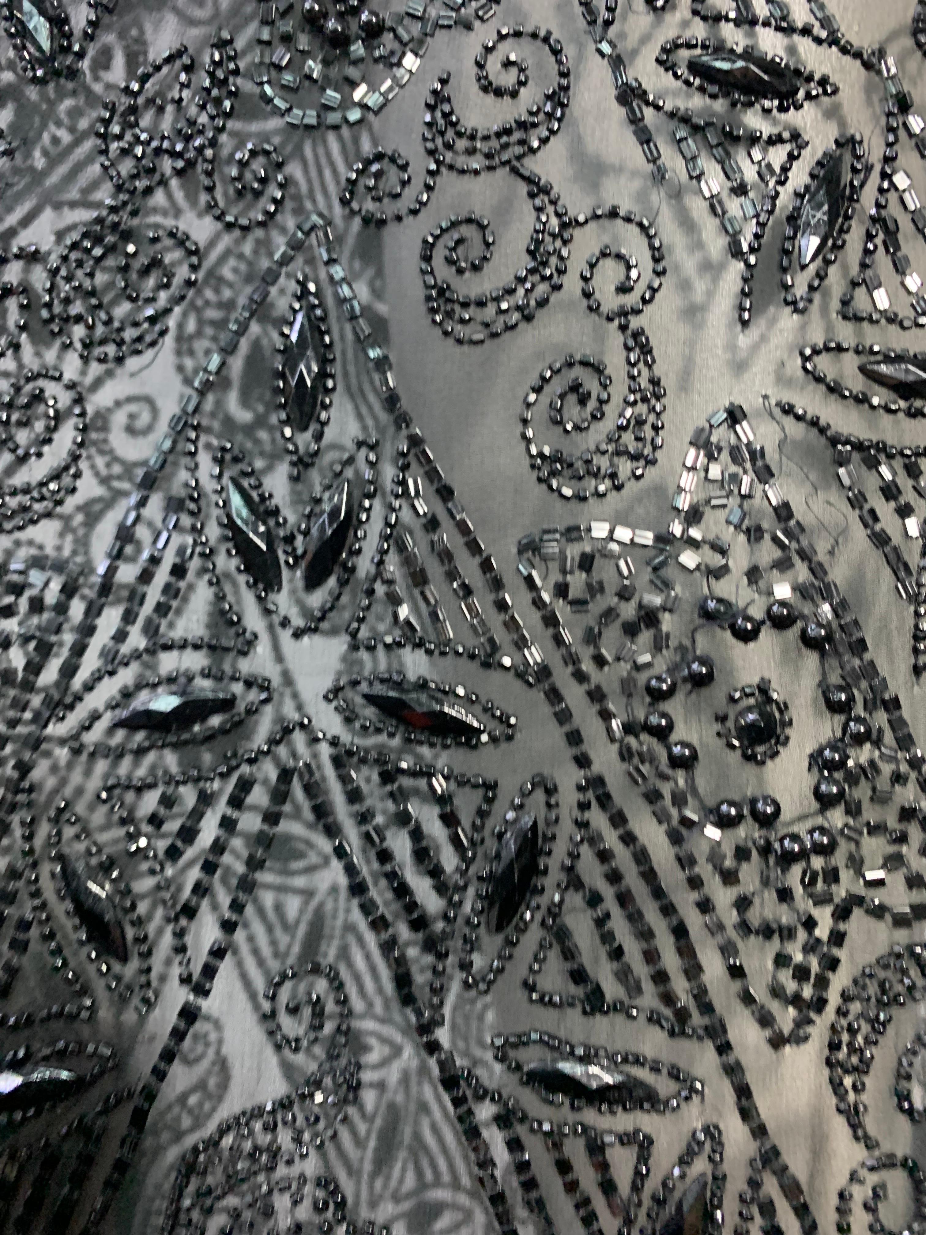 Robe tunique en mousseline de soie noire perlée de style français des années 1920  en vente 13