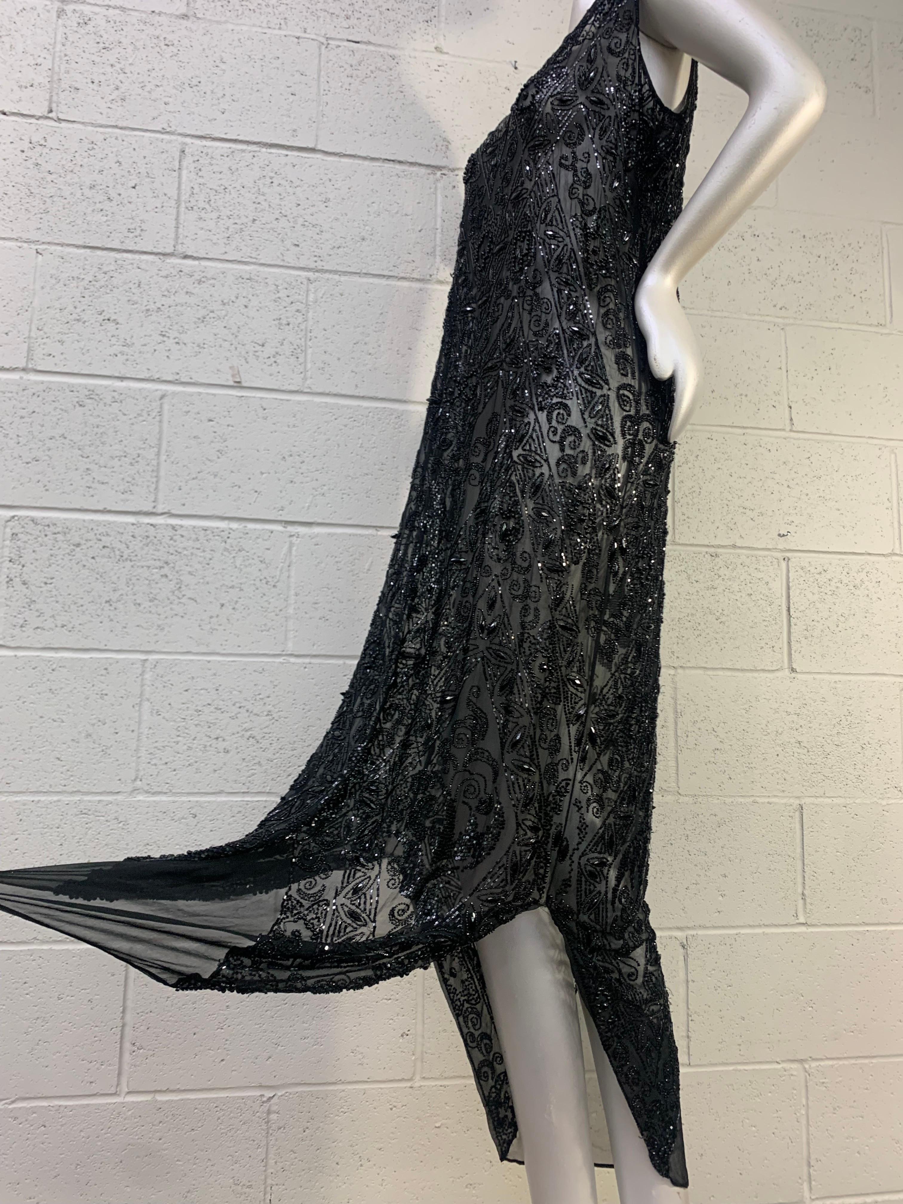 1920er Jahre Französisch Jet Beaded Black Silk Chiffon Tunika Kleid: Spitz zulaufende Mitte vorne und hinten Saum, V-Ausschnitt und Rücken. Bei den Perlen werden verschiedene Formen und Größen in einem Schrägbandmuster verwendet, darunter eine