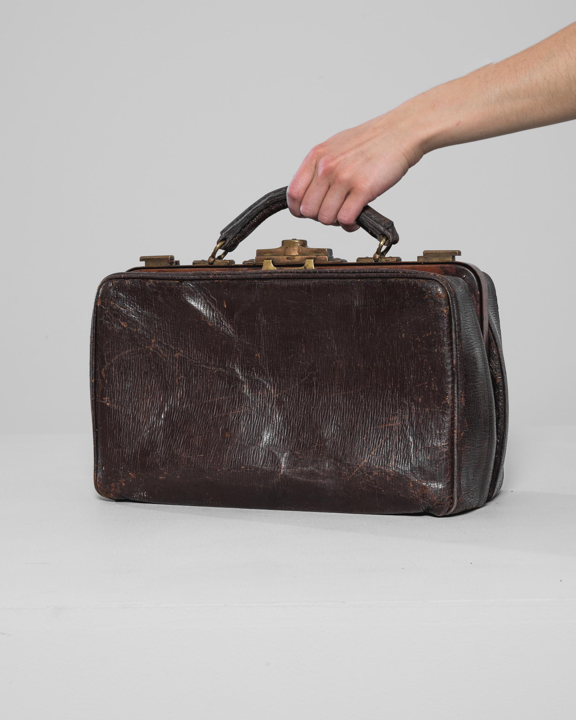 1920s French Leather Suitcase In Good Condition For Sale In High Point, NC