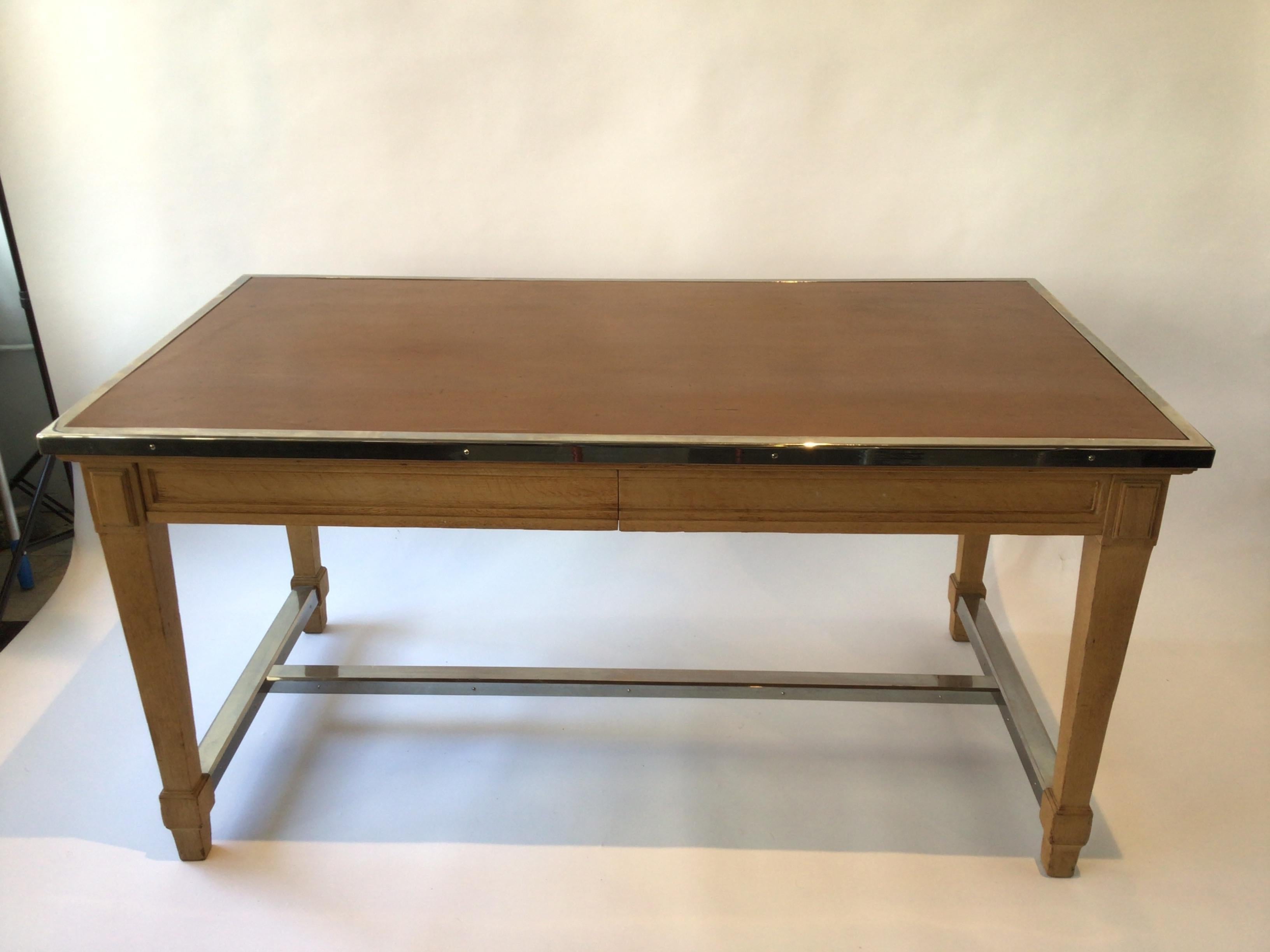 table à écrire française des années 1920 avec 2 tiroirs. Dans le passé, un designer a ajouté le dessus en cuir et les accents chromés.