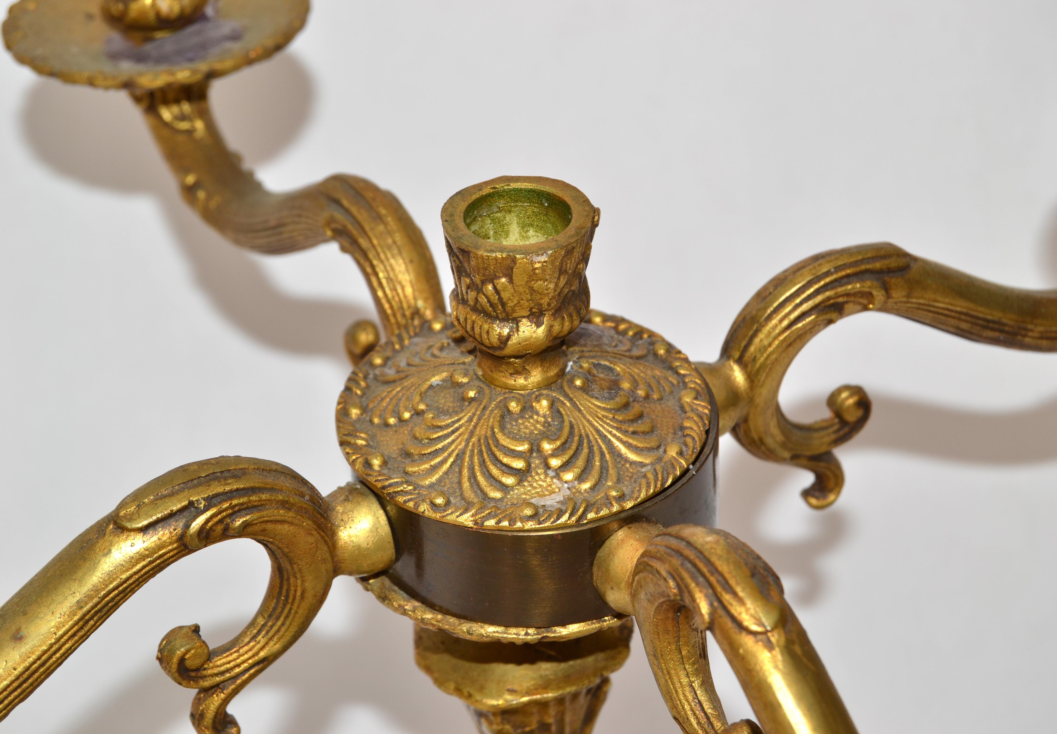 Bronzo Candelabro francese degli anni '20 in stile Luigi XV a 5 candele in bronzo ornato in vendita