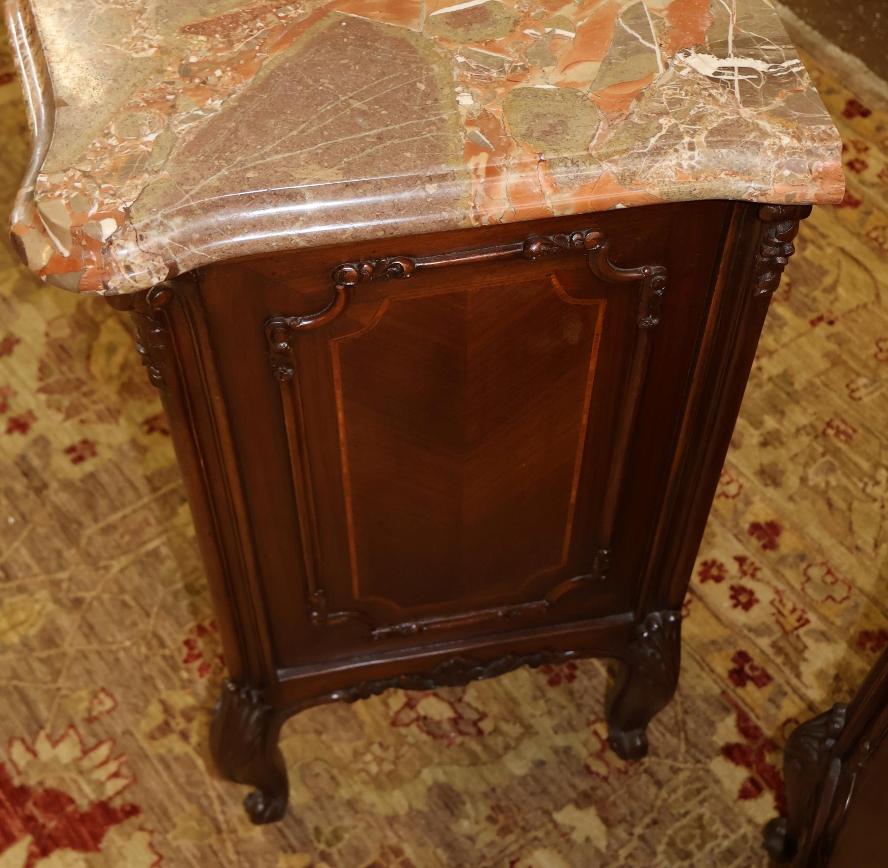 1920's Französisch Louis XV Stil Marmor Top Walnuss End Tabelle Nachttische im Angebot 8