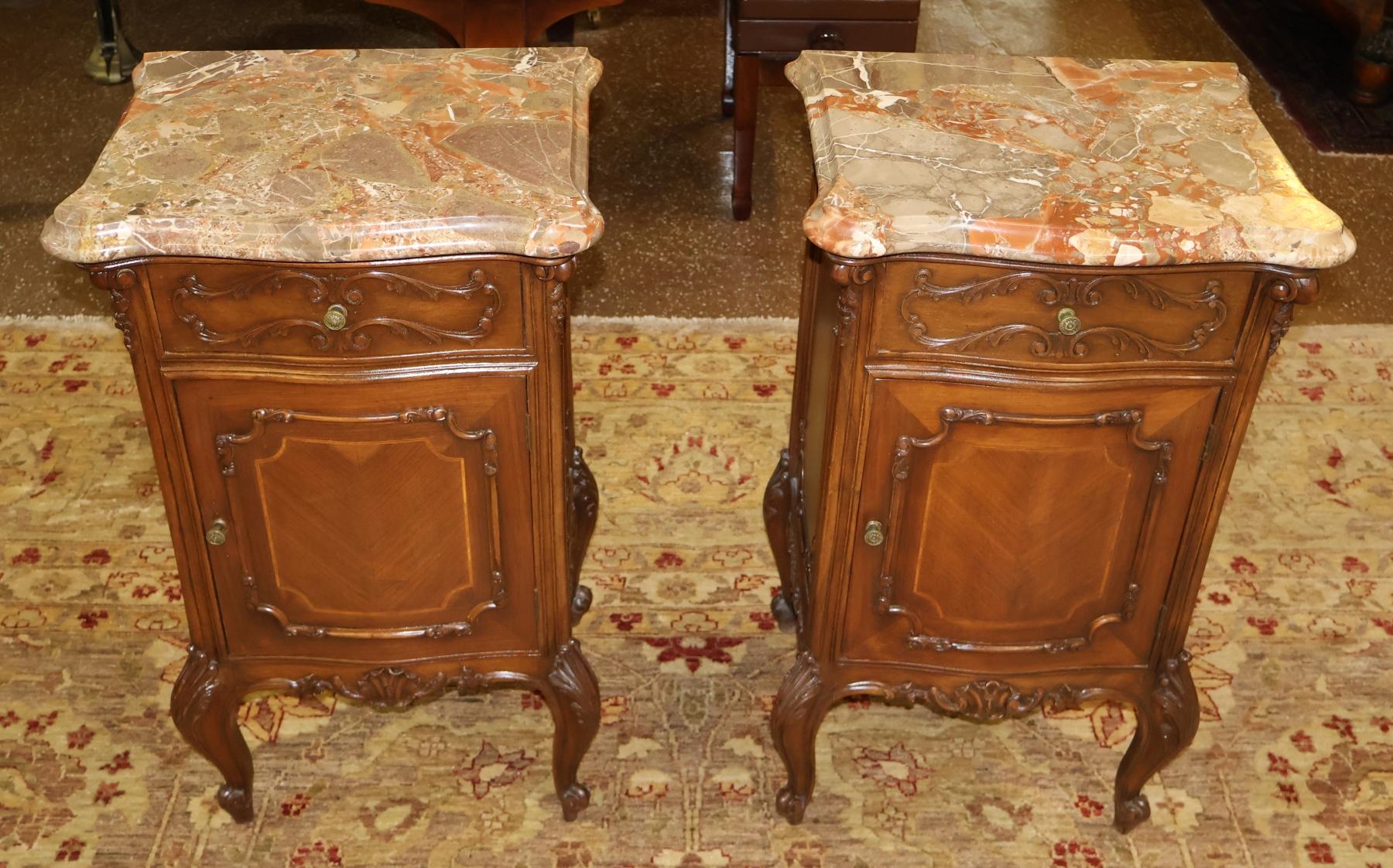 1920's Französisch Louis XV Stil Marmor Top Walnuss End Tabelle Nachttische (Louis XV.) im Angebot