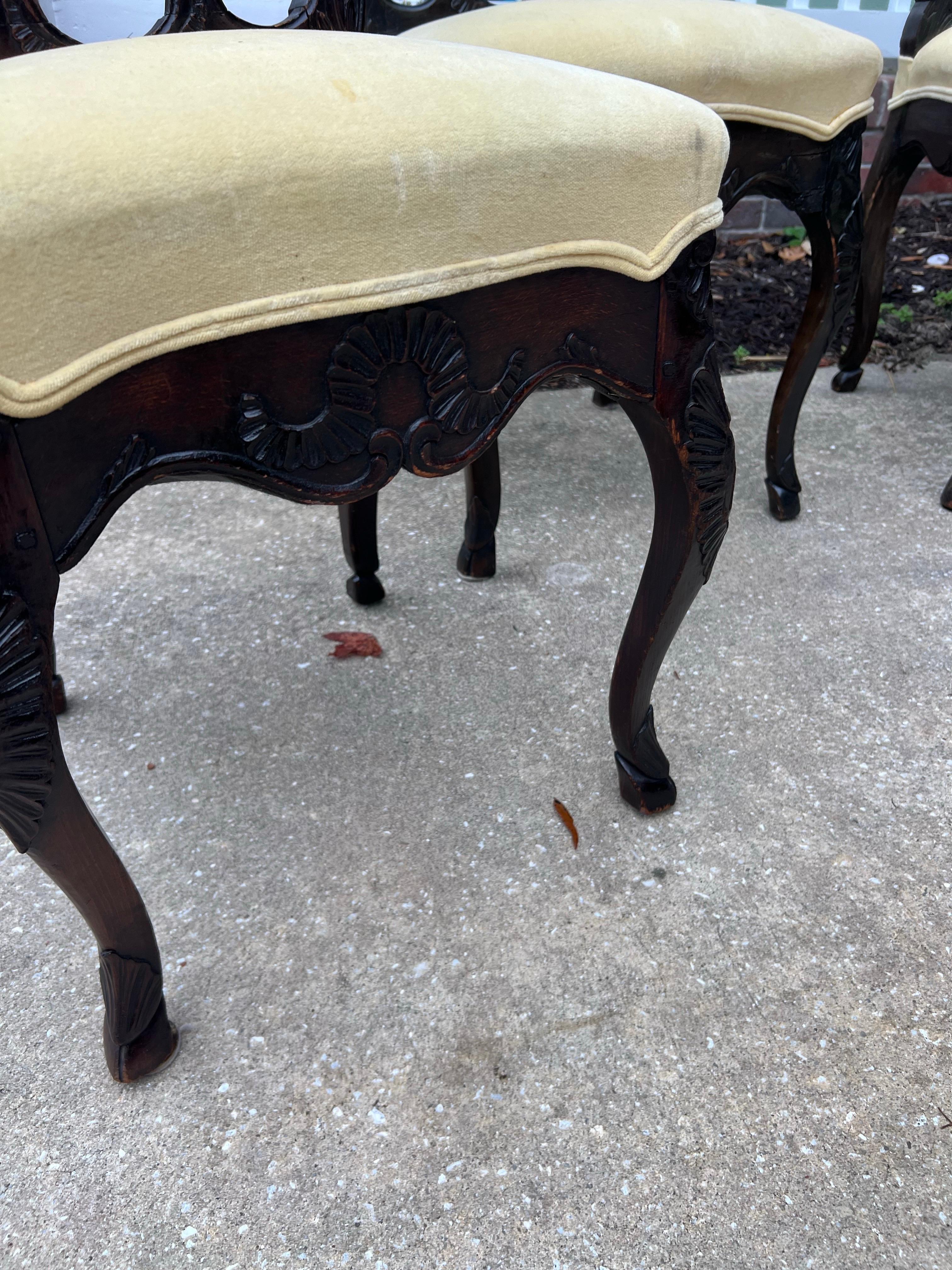 Precioso juego de 4 sillas auxiliares antiguas de los años 20 con tapicería de asiento acolchado  Las sillas de roble tienen unas curvas preciosas y unos armazones tallados con mucho detalle.  . En  la tapicería tiene  probablemente se haya rehecho