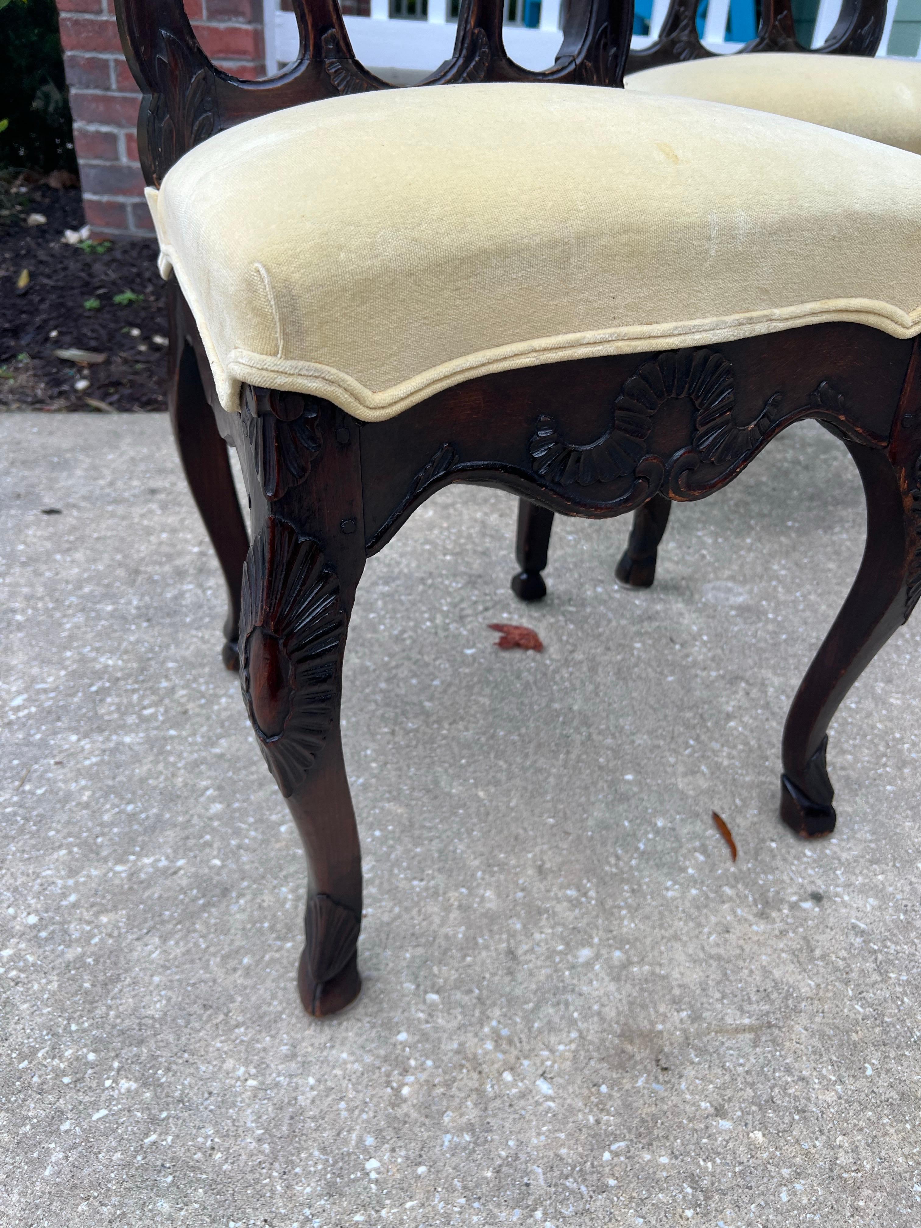 Juego de 4 sillas de comedor francesas de roble estilo Luis XV de los años 20 siglo XX en venta