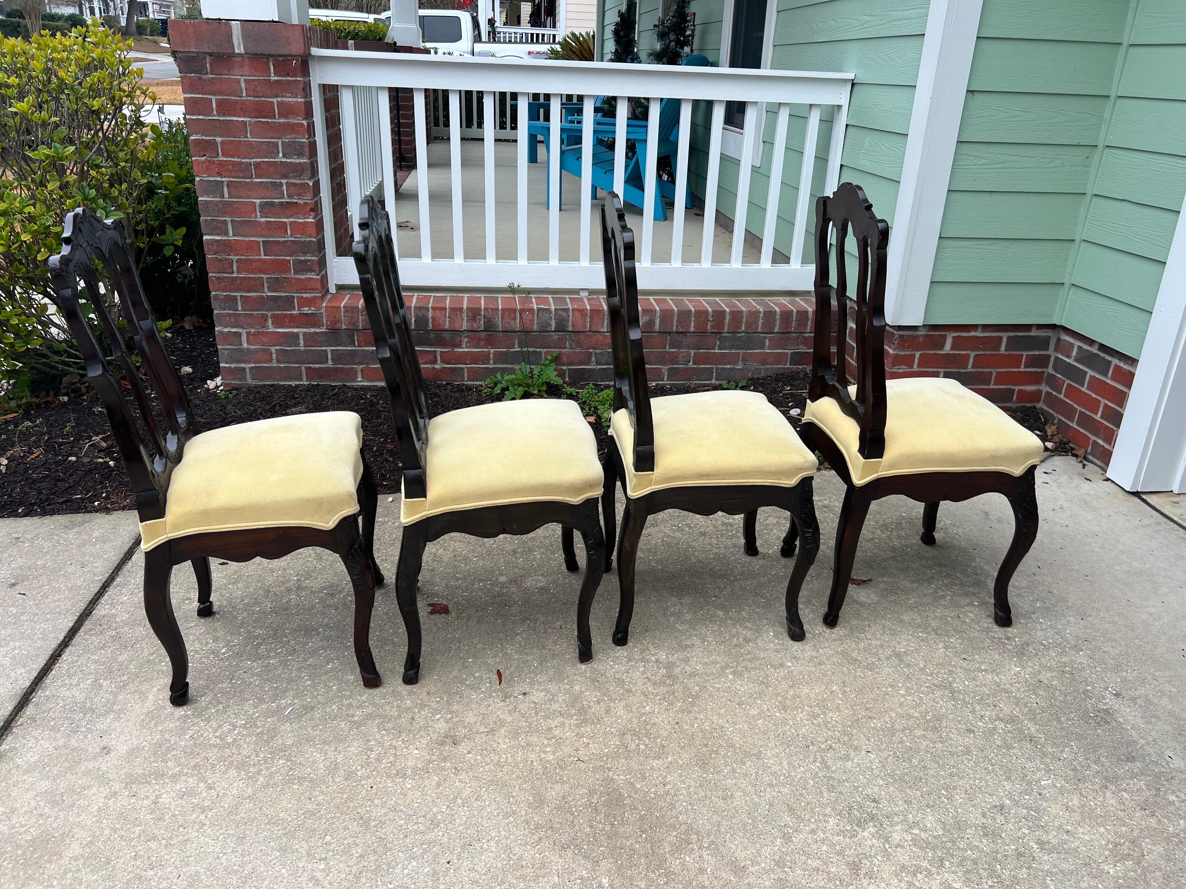 Juego de 4 sillas de comedor francesas de roble estilo Luis XV de los años 20 Terciopelo en venta