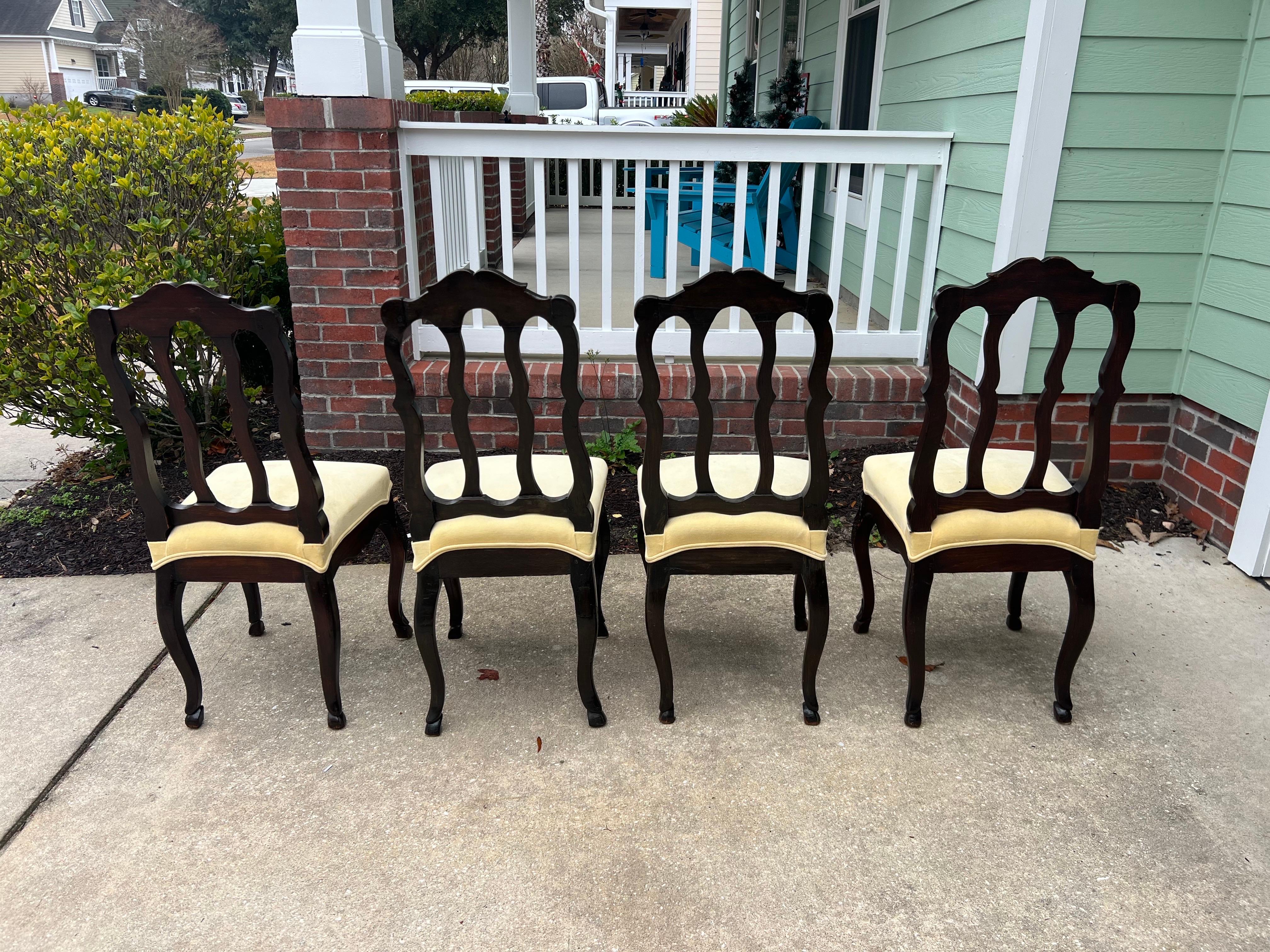 Juego de 4 sillas de comedor francesas de roble estilo Luis XV de los años 20 en venta 2