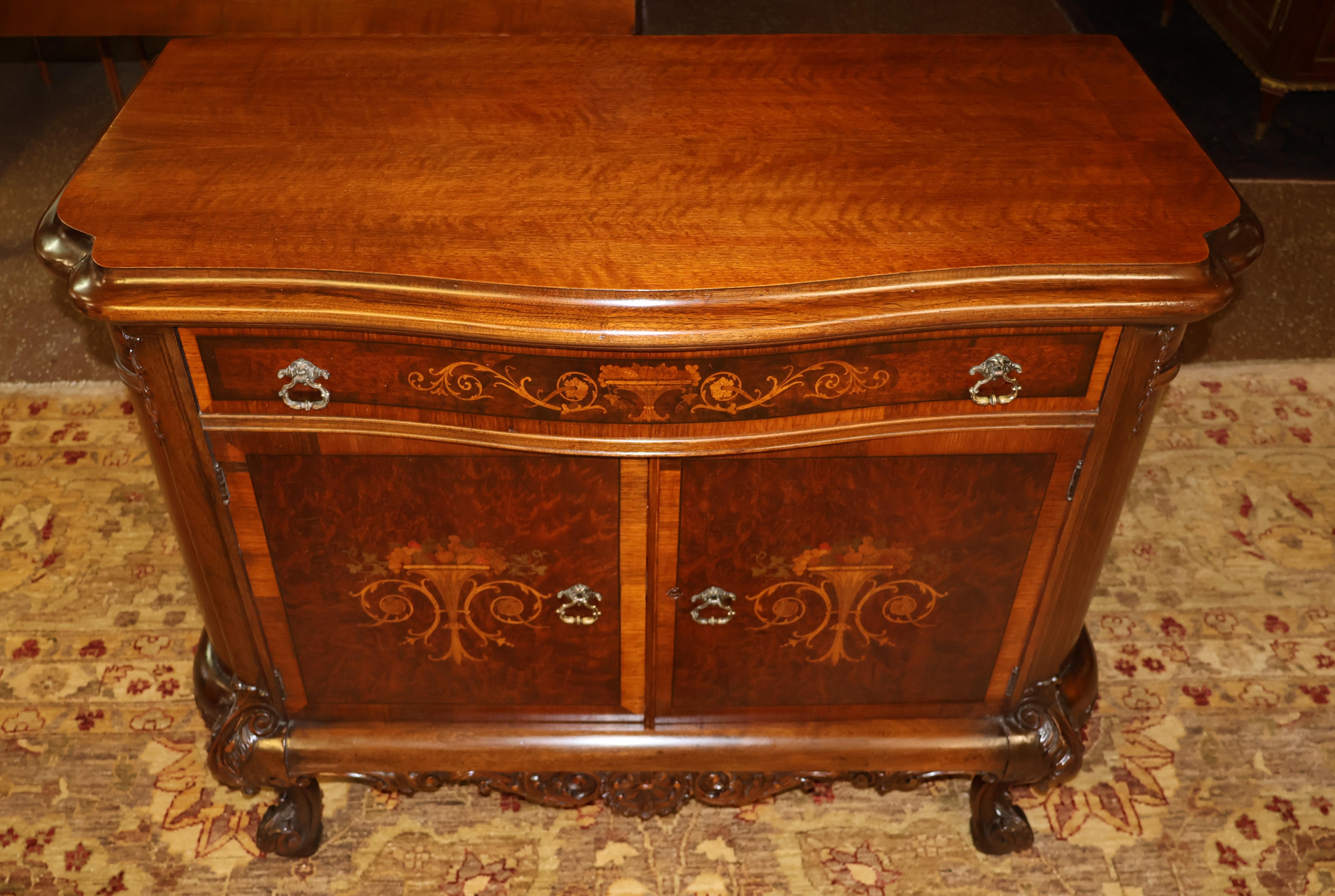 Americano Cassettone francese del 1920 in stile Luigi XV in noce intarsiato di Rockford in vendita