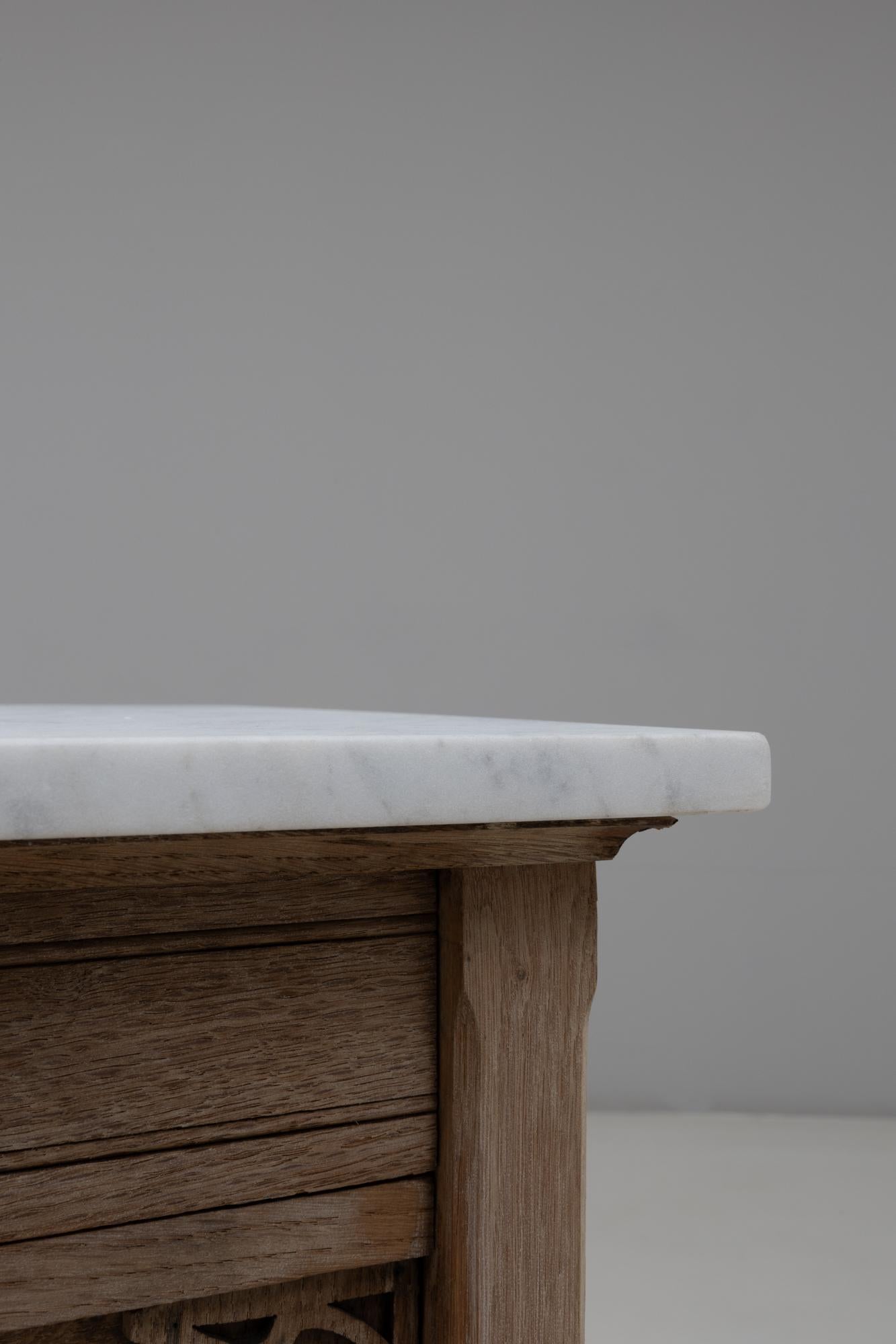 1920s French Louis XVI Oak Bedside Table With Marble Top in vendita 4