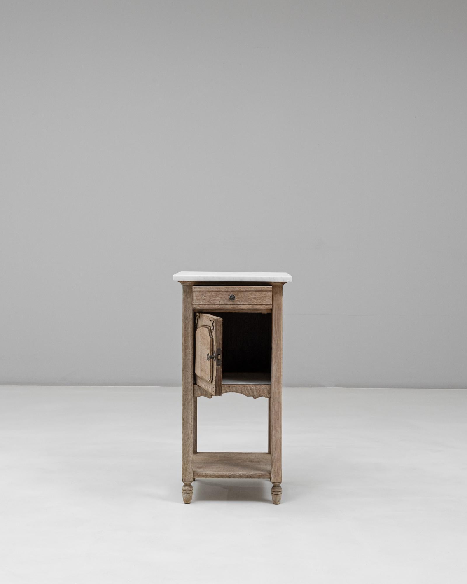 1920s French Louis XVI Oak Bedside Table With Marble Top In condizioni buone in vendita a High Point, NC