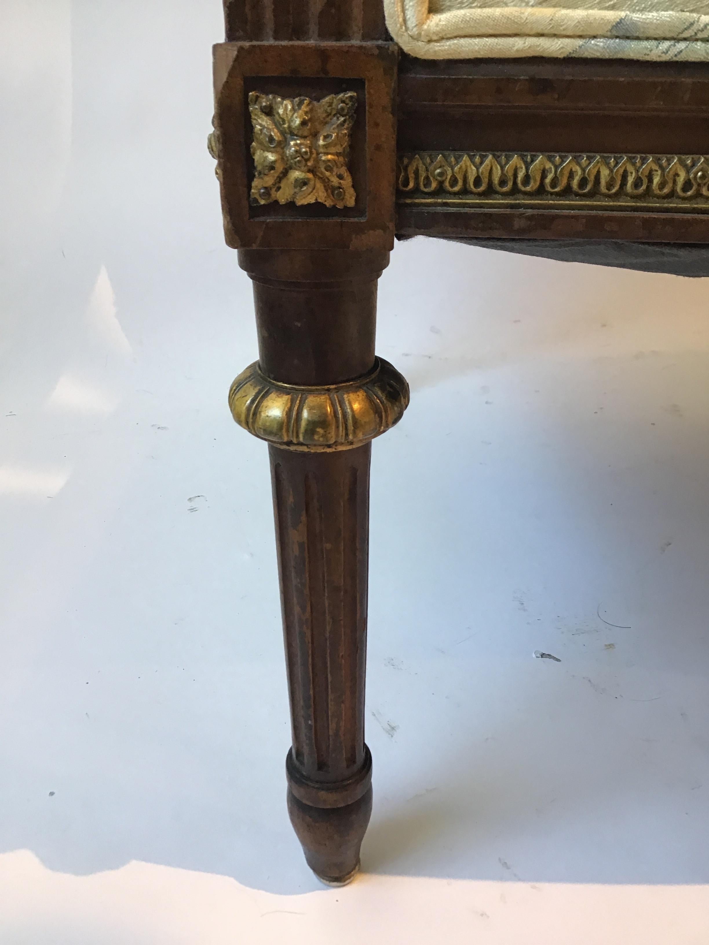 Settee française en bois Louis XVI des années 1920 avec accents en bronze en vente 5