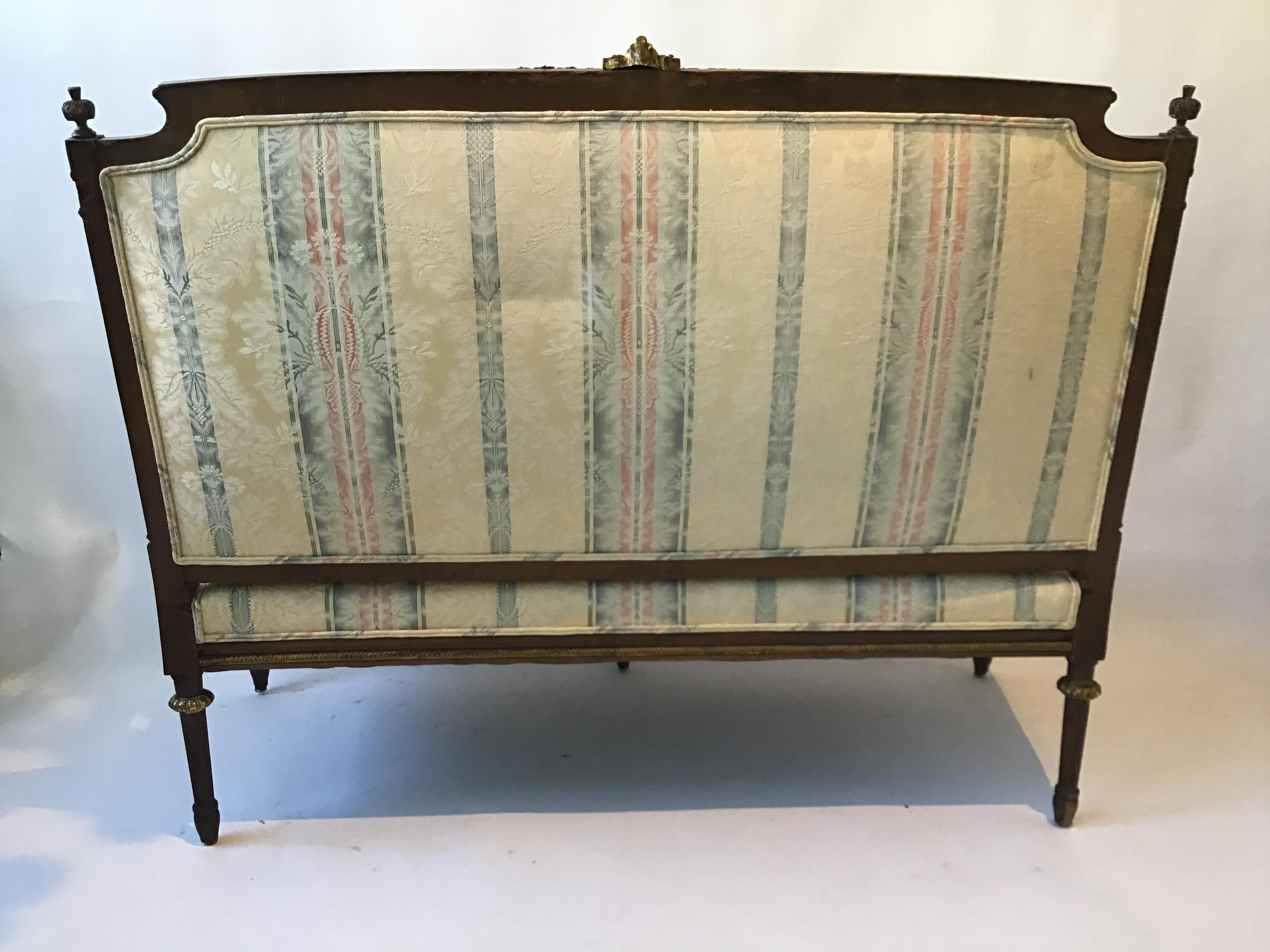 Inizio XX secolo Divano francese Luigi XVI del 1920 in Wood con accenti in bronzo in vendita