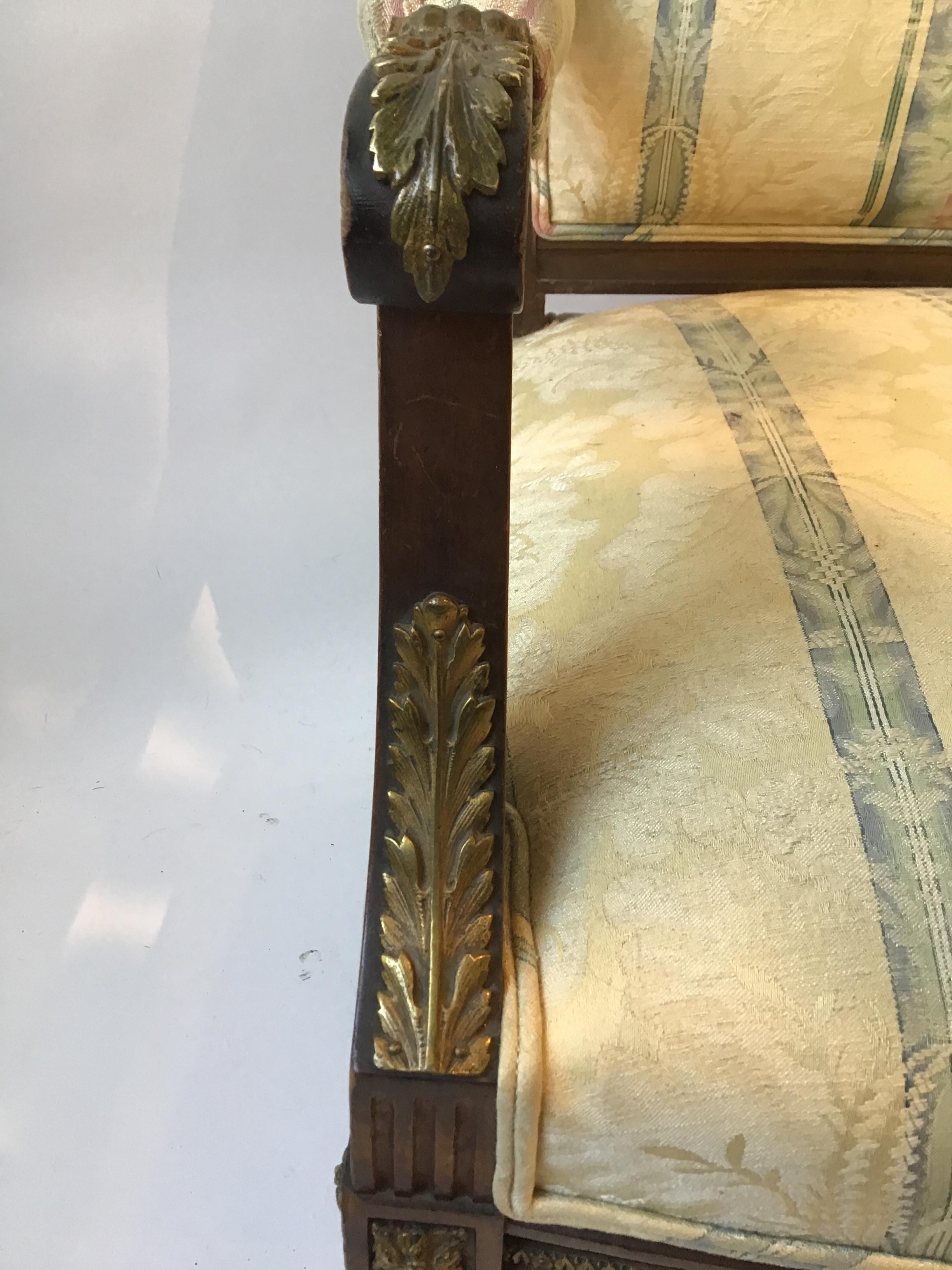 Settee française en bois Louis XVI des années 1920 avec accents en bronze en vente 4